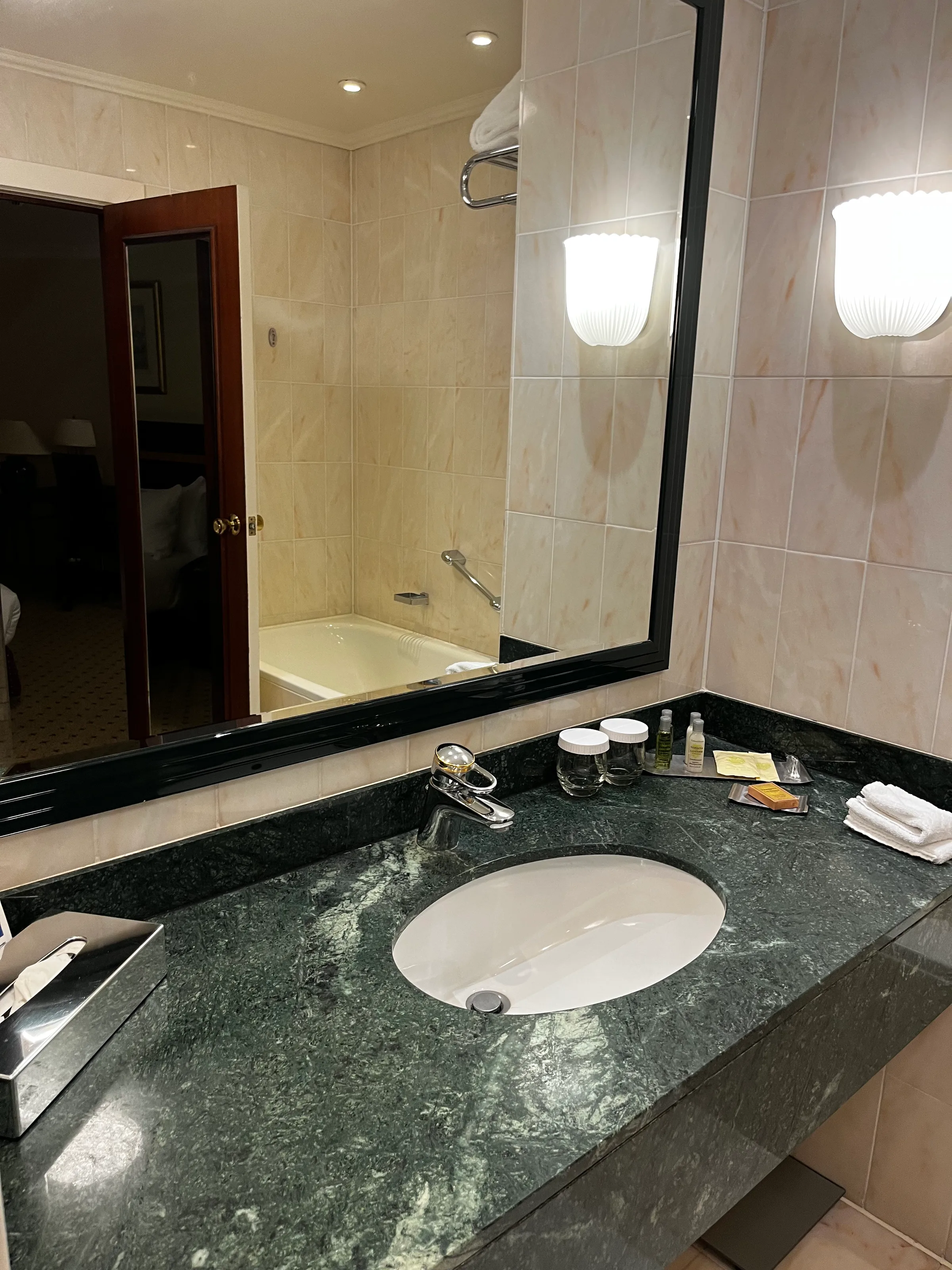 Hotelbadezimmer mit Marmorwaschtisch und Spiegel