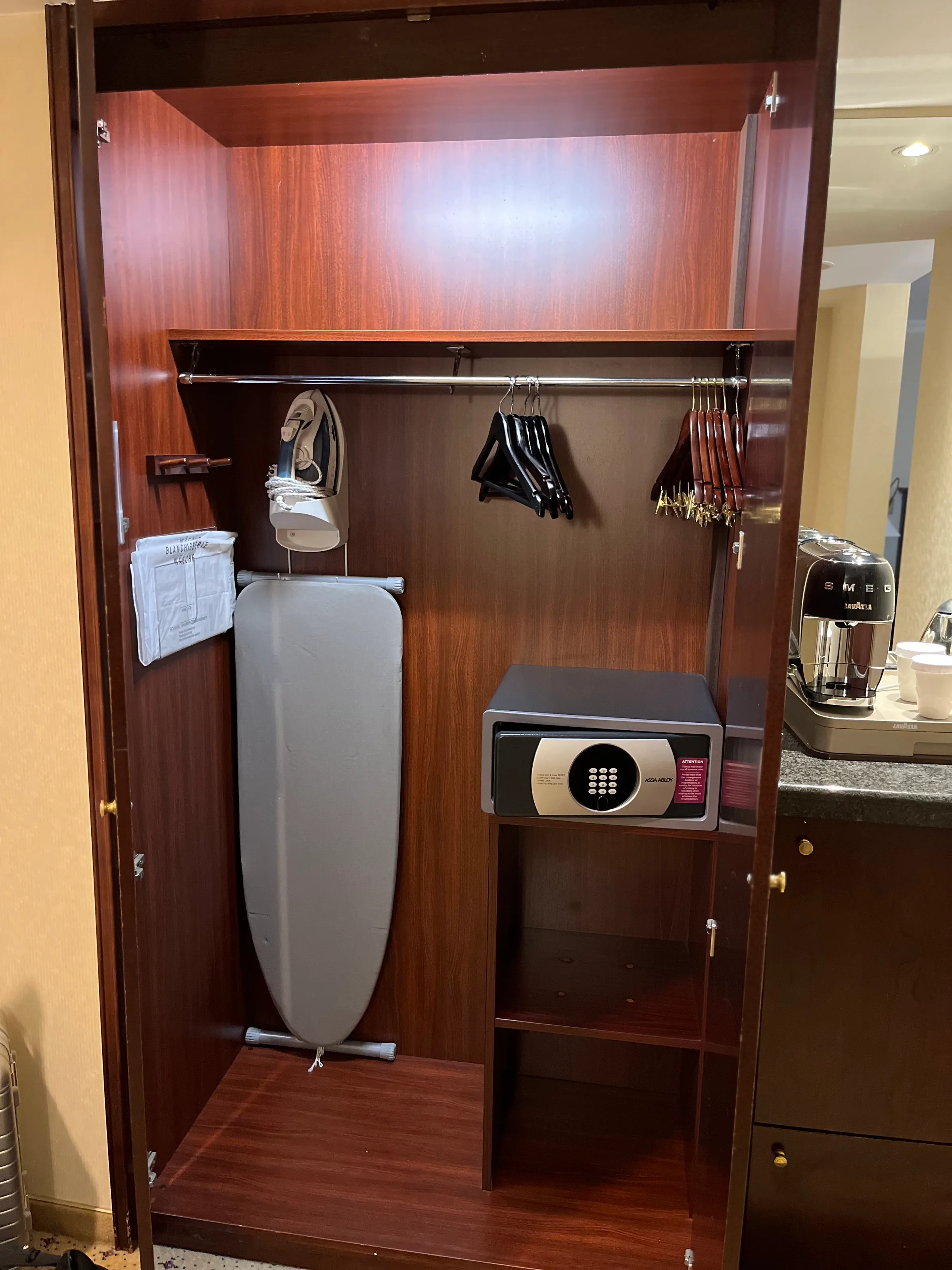 Hotelgarderobe mit Bügeleisen und Kleiderbügeln
