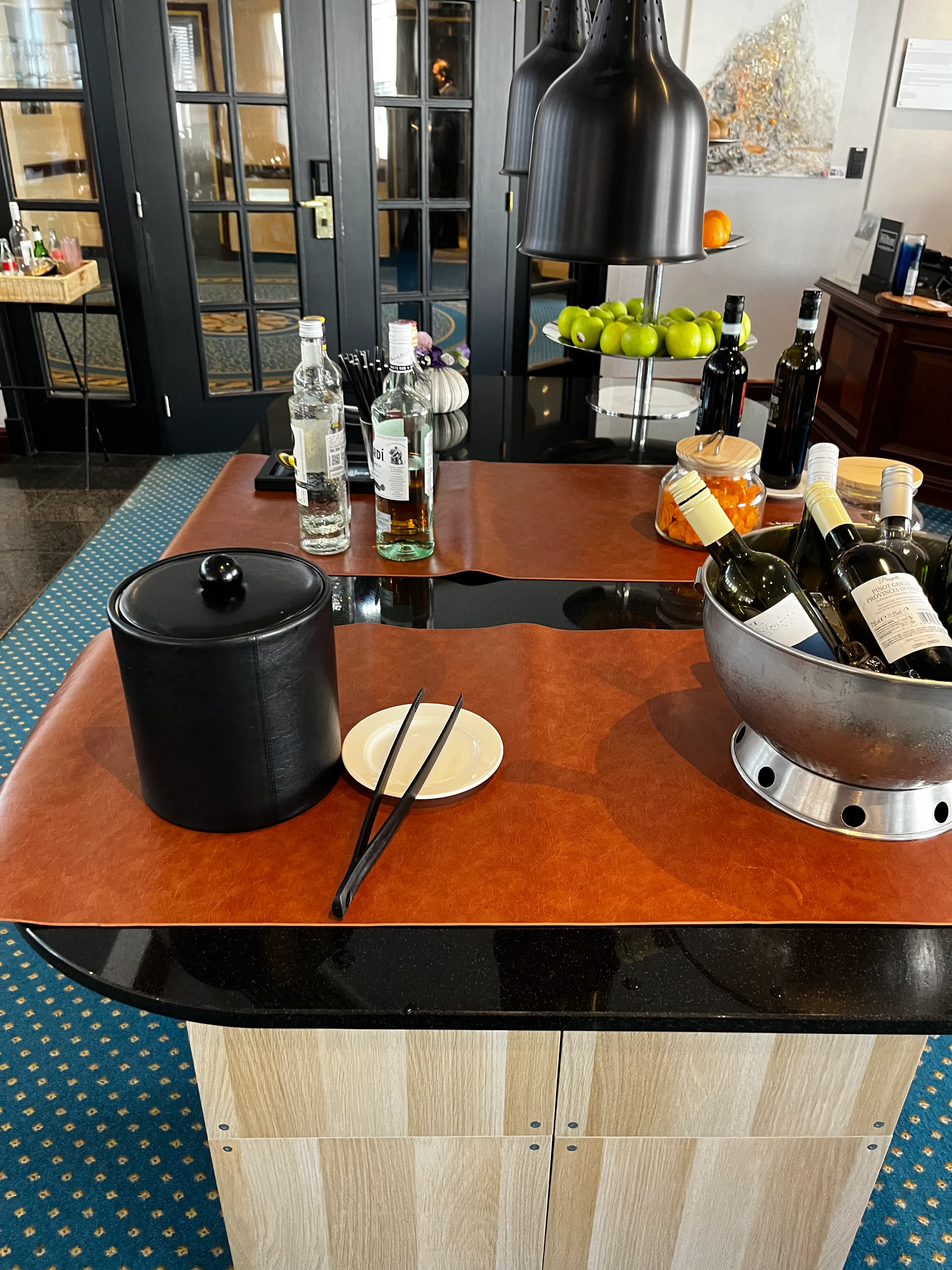 Hotelbar mit Getränken und Obst auf einem Tisch