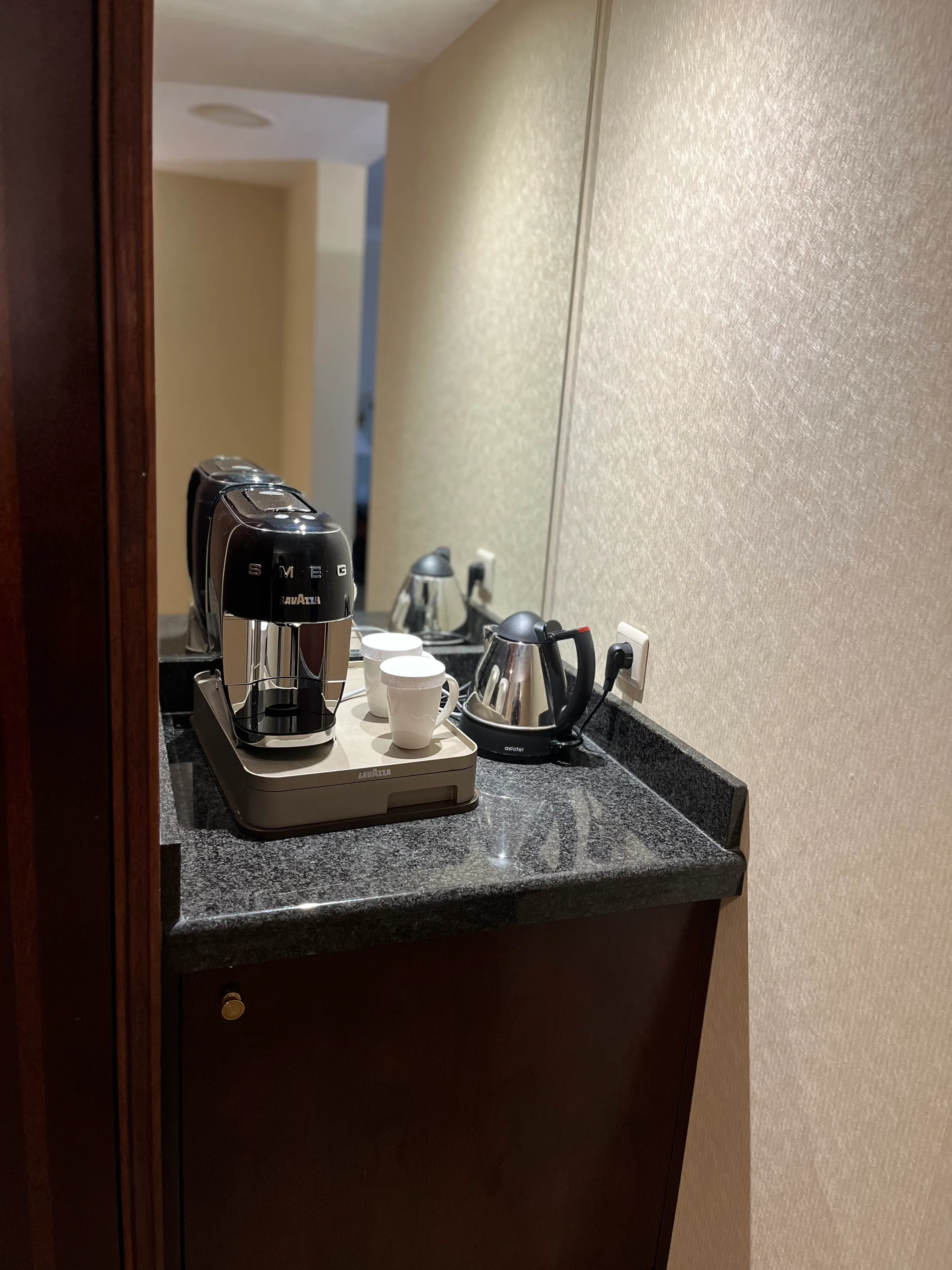 Hotelzimmerecke mit Kaffeemaschine und Wasserkocher
