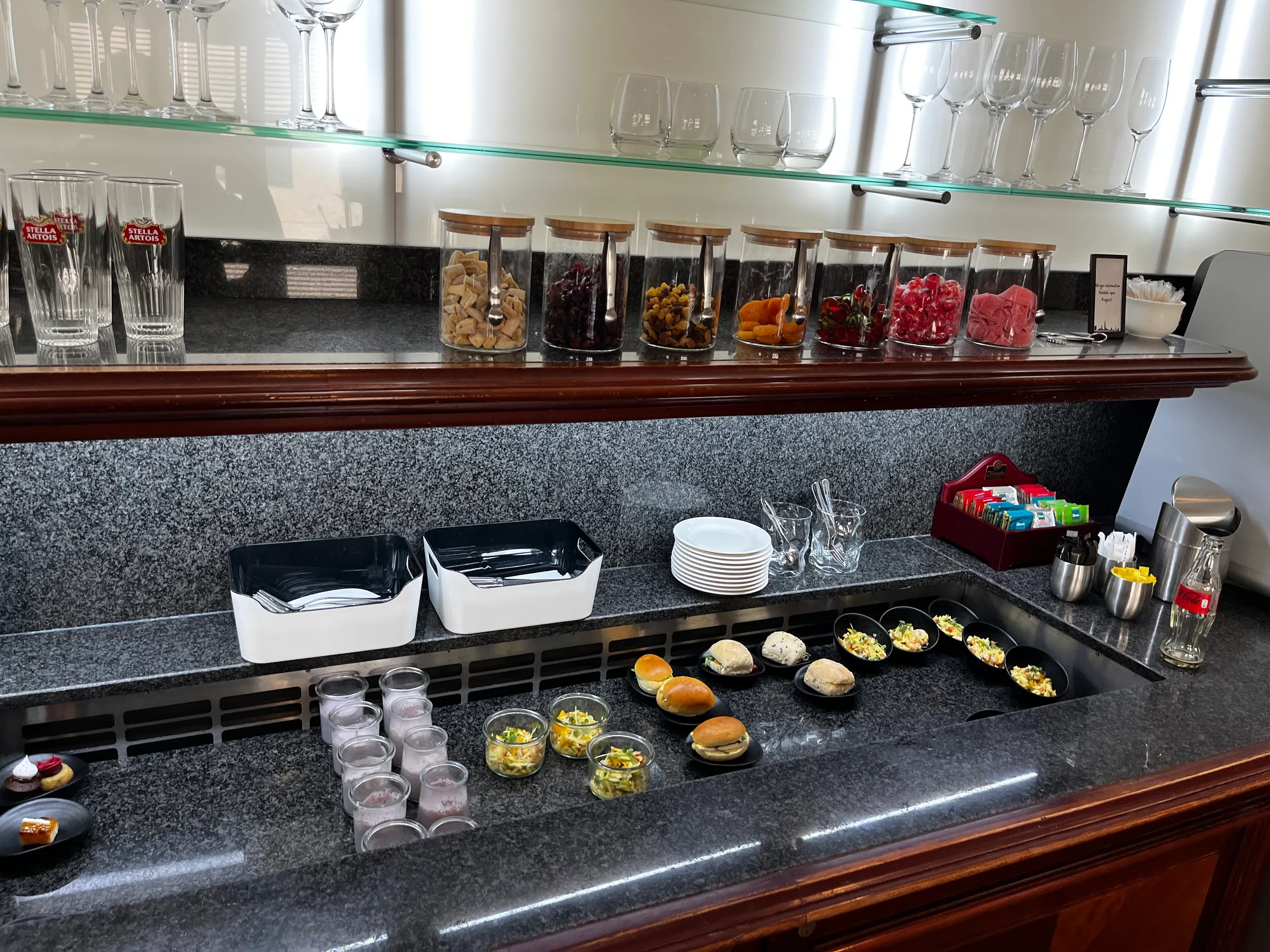 Buffet mit Snacks und Getränken auf einem Flughafen oder Hotel