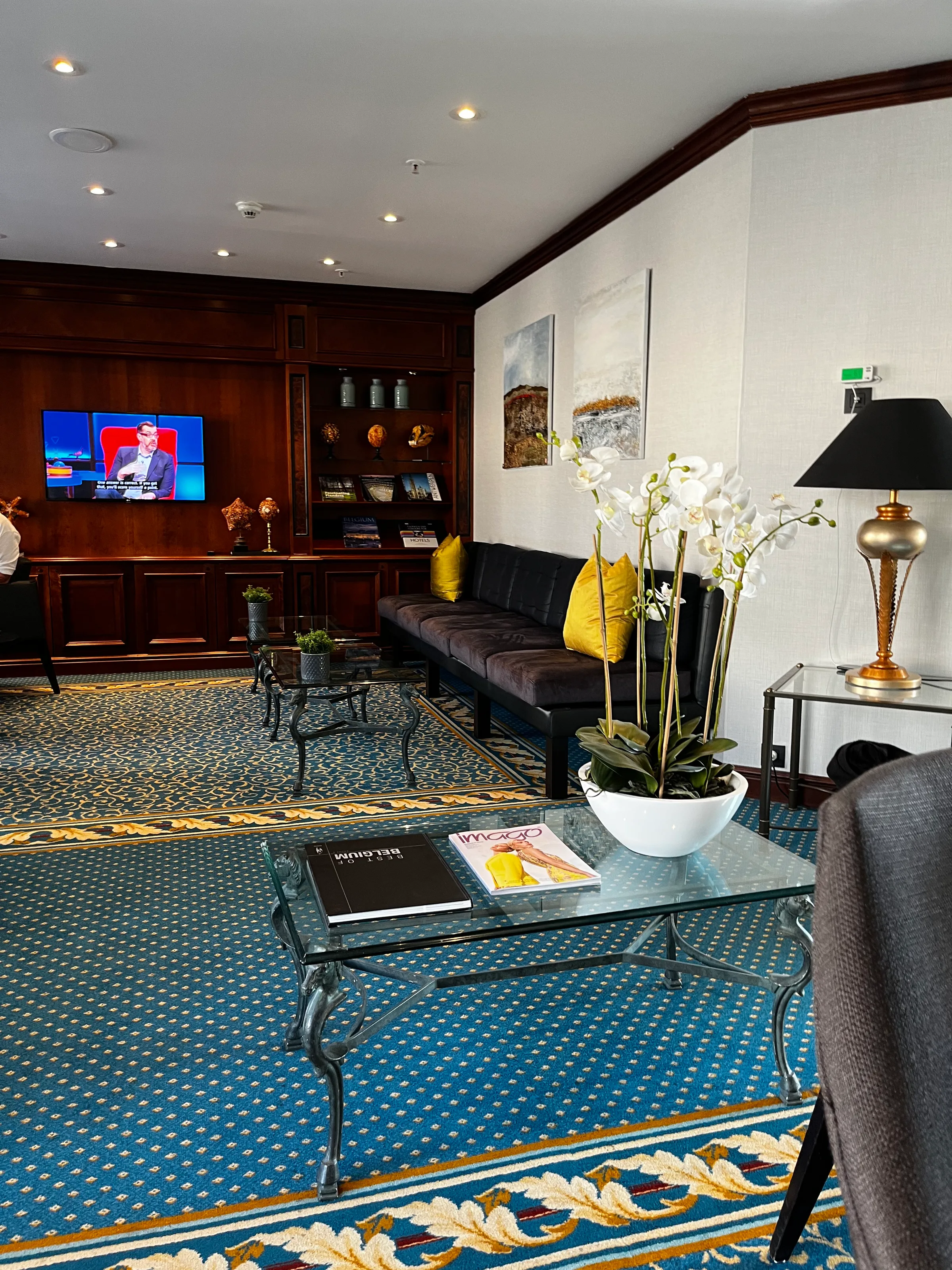 Hotellobby mit Couch und Fernseher