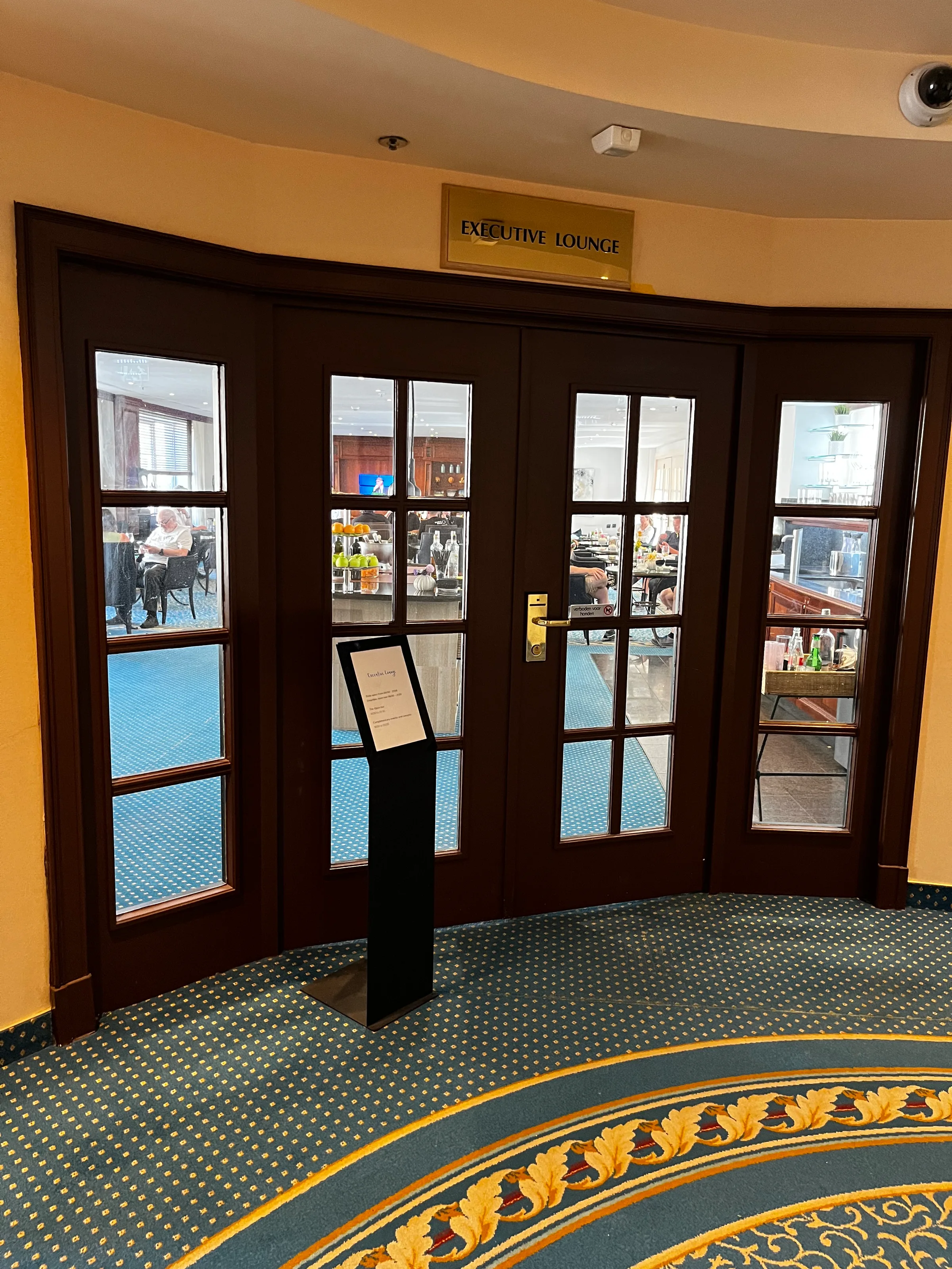 Eingang zur Executive Lounge mit Schild und Glasfenstern