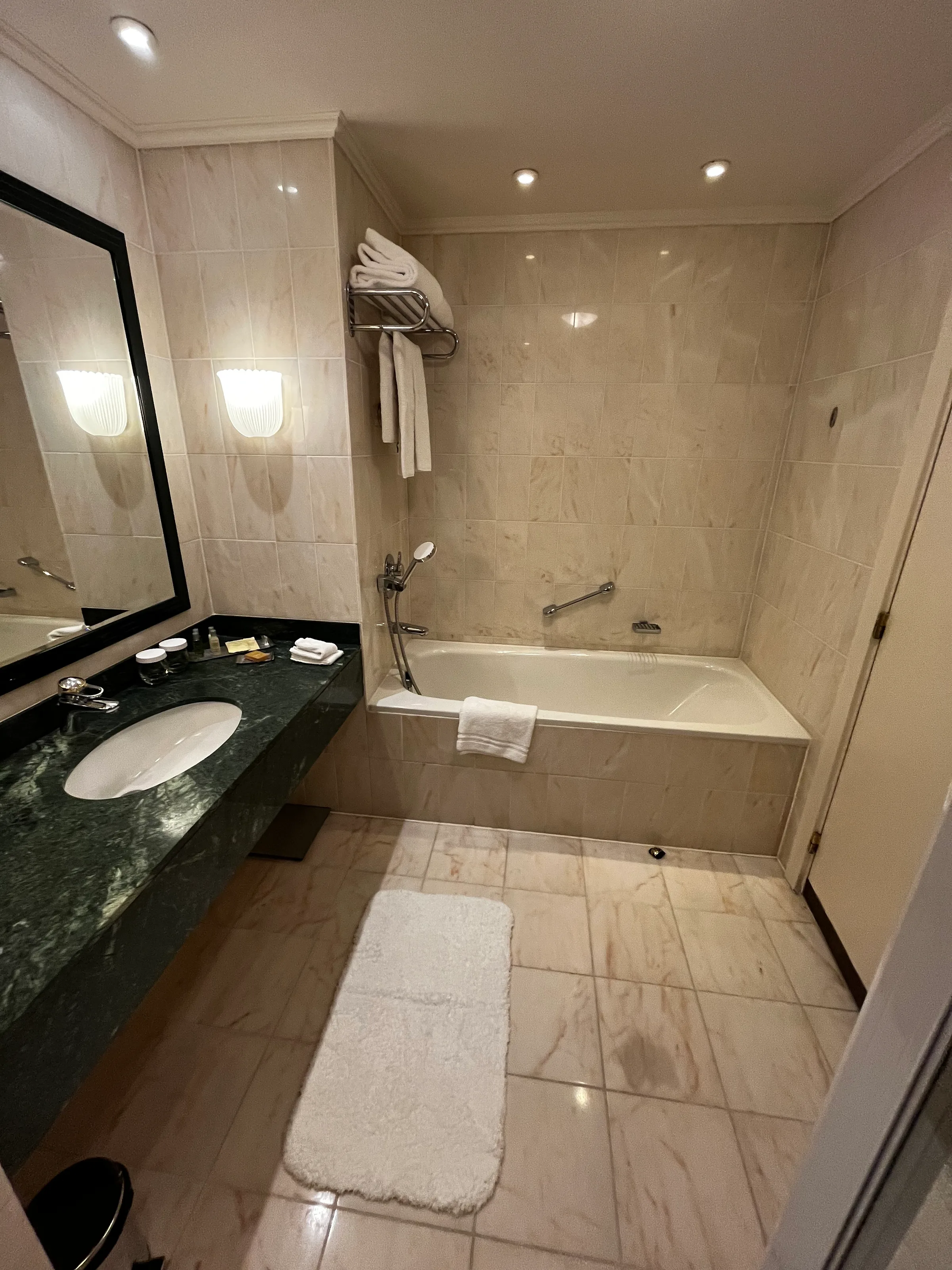 Hotelbad mit Badewanne und Dusche