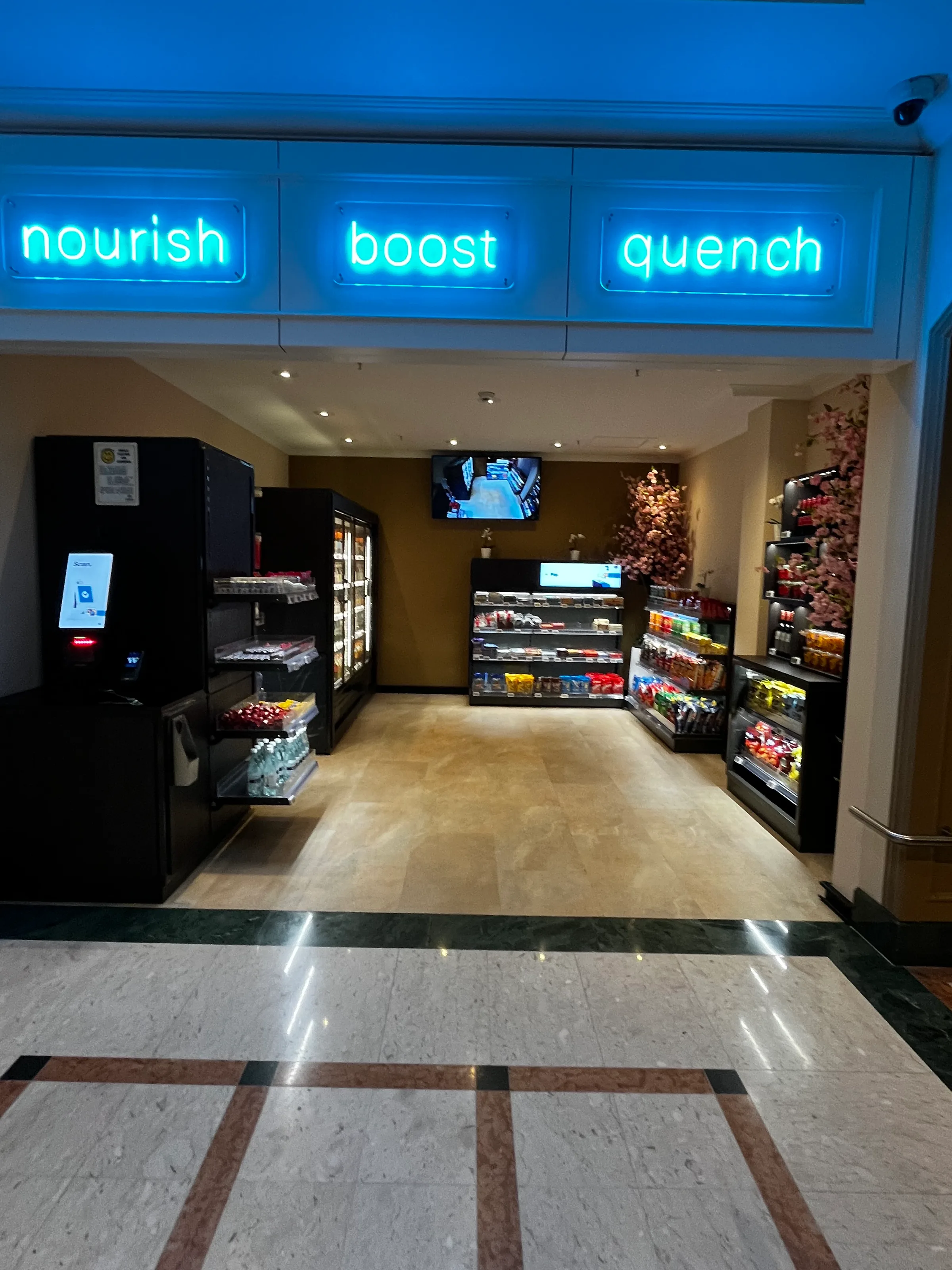 Lobby mit Getränkeautomaten und Regalen für Snacks