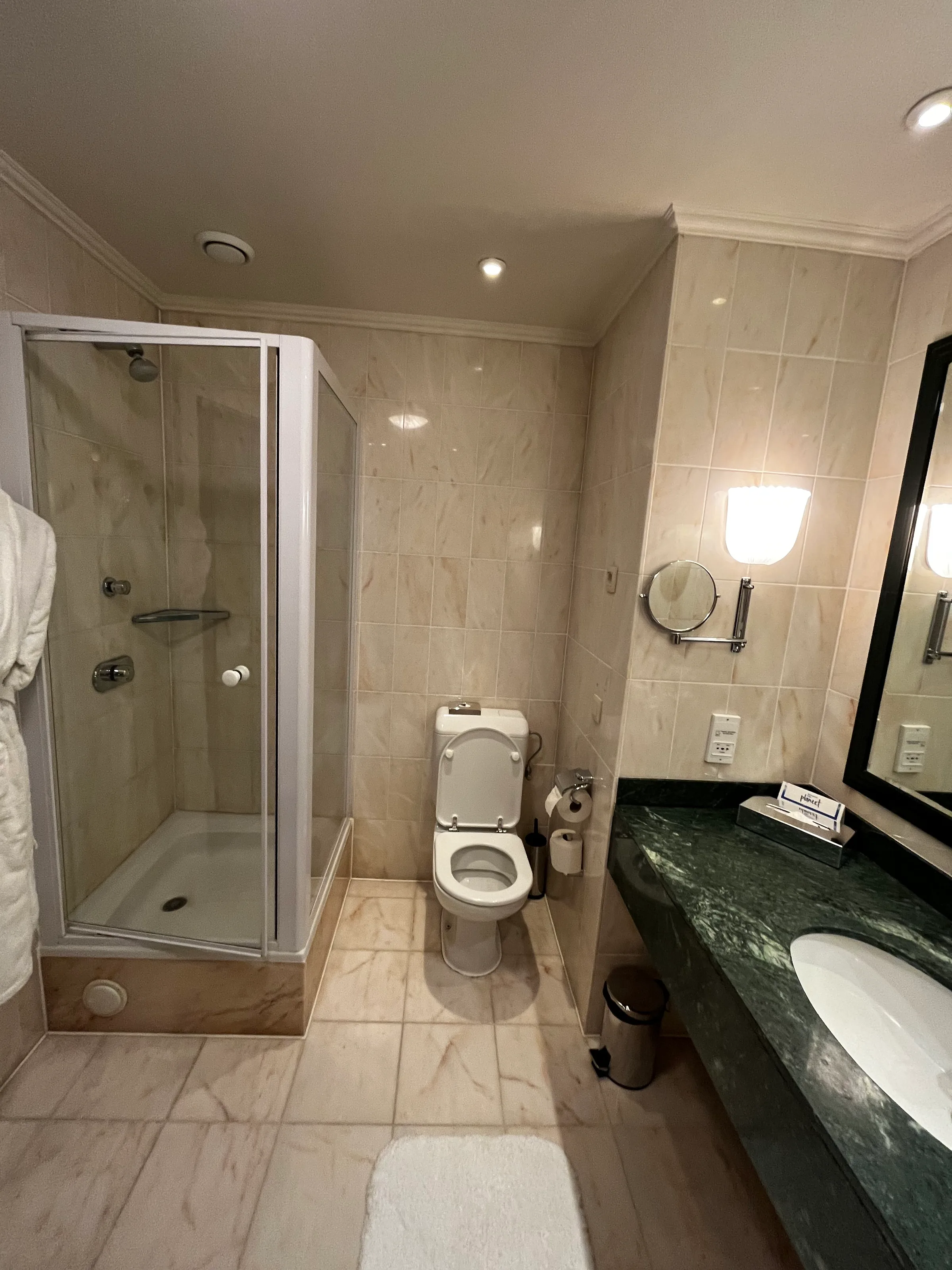 Hotelbad mit Dusche und Toilette