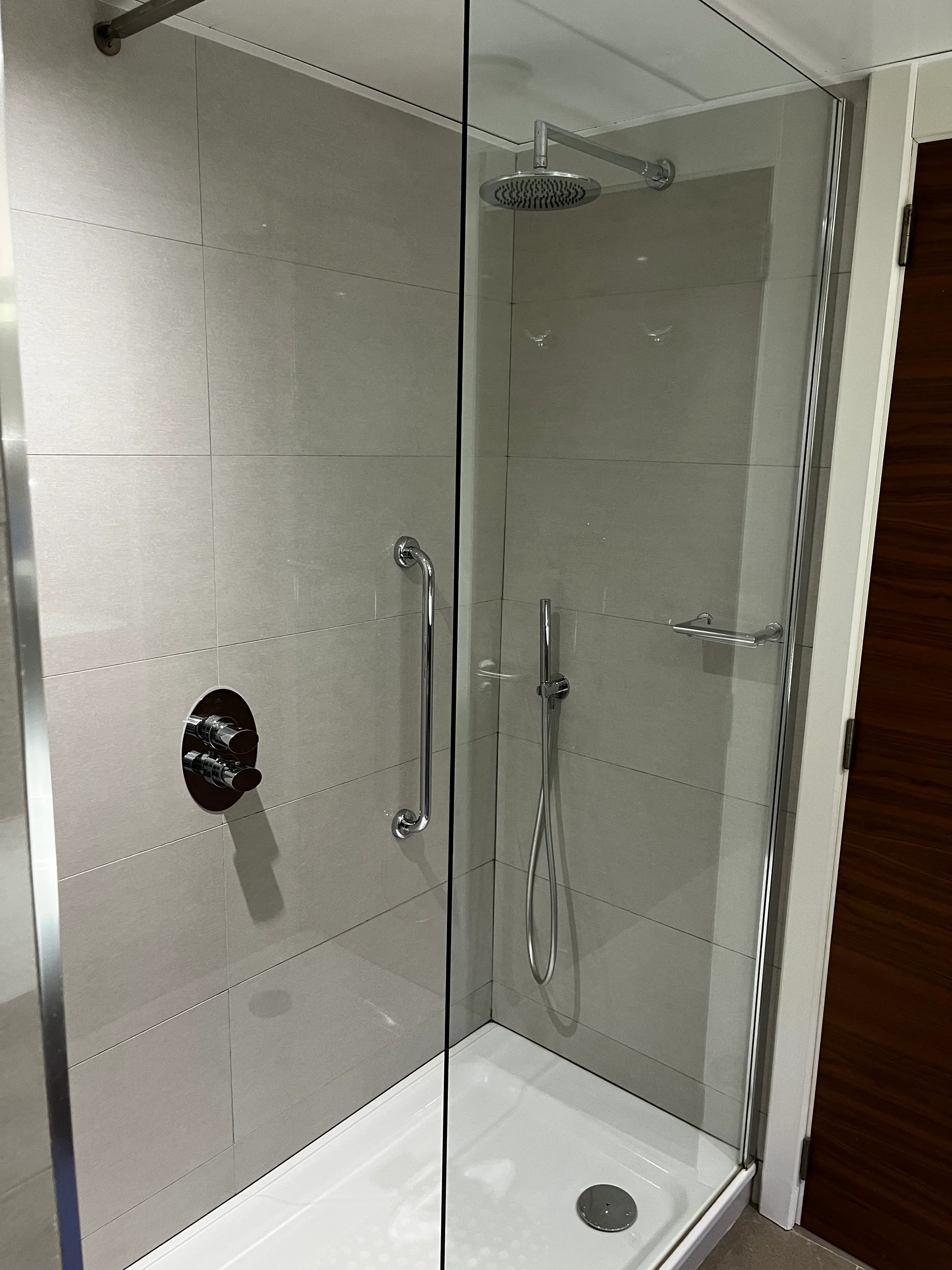 Duschbereich mit Glastür und modernem Design