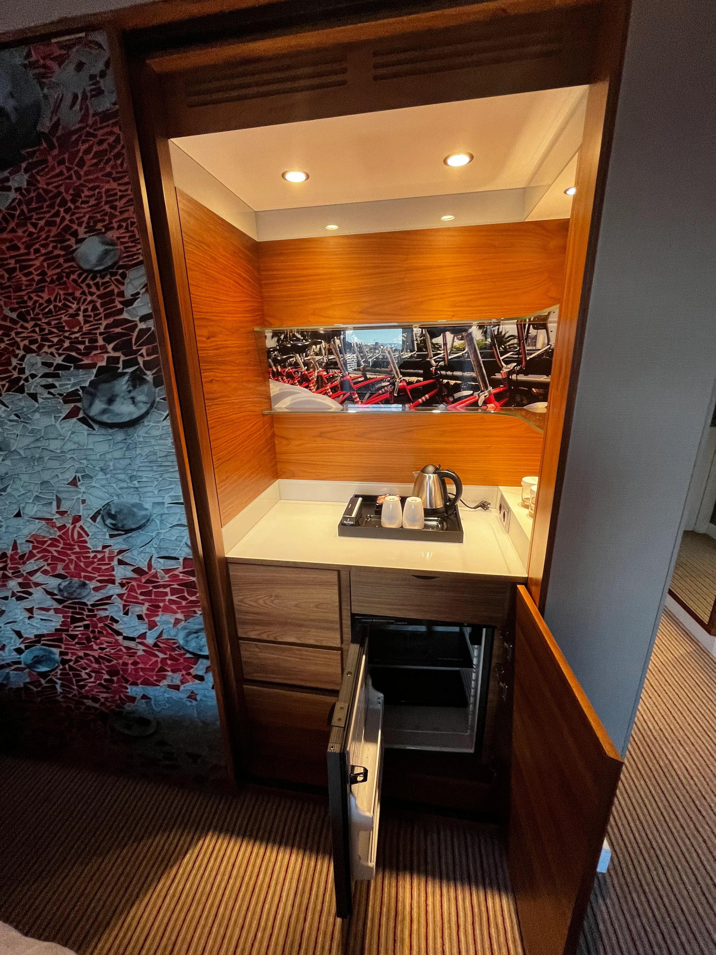 Hotelzimmer mit Mini-Küche und Kühlschrank