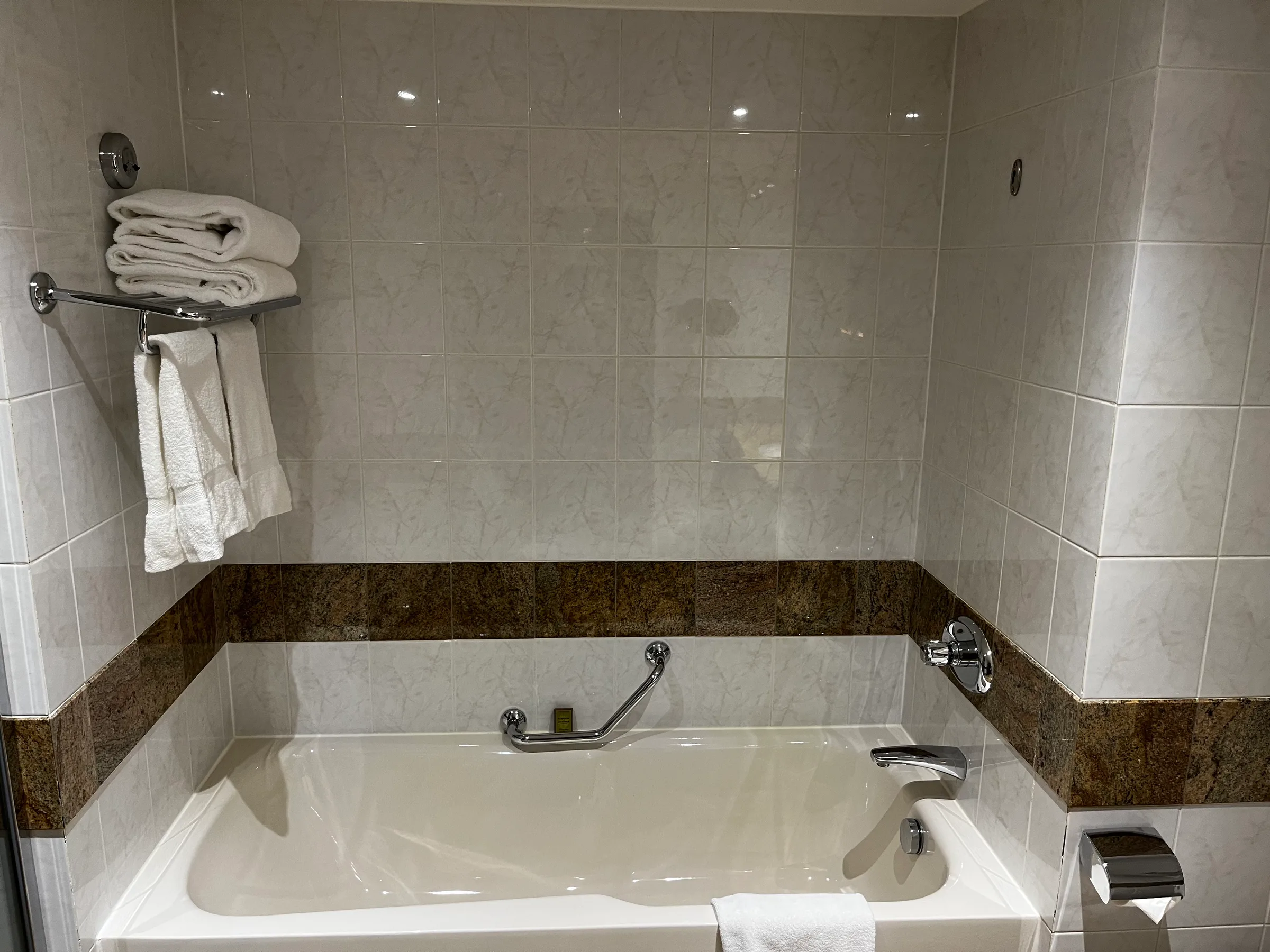Hotelbad mit Badewanne und Handtuchhalter