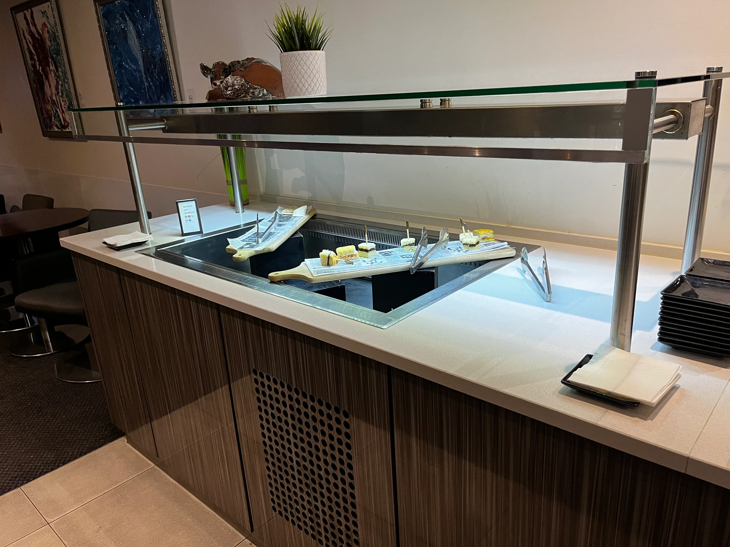 Buffet mit verschiedenen Speisen auf einem Holzbrett