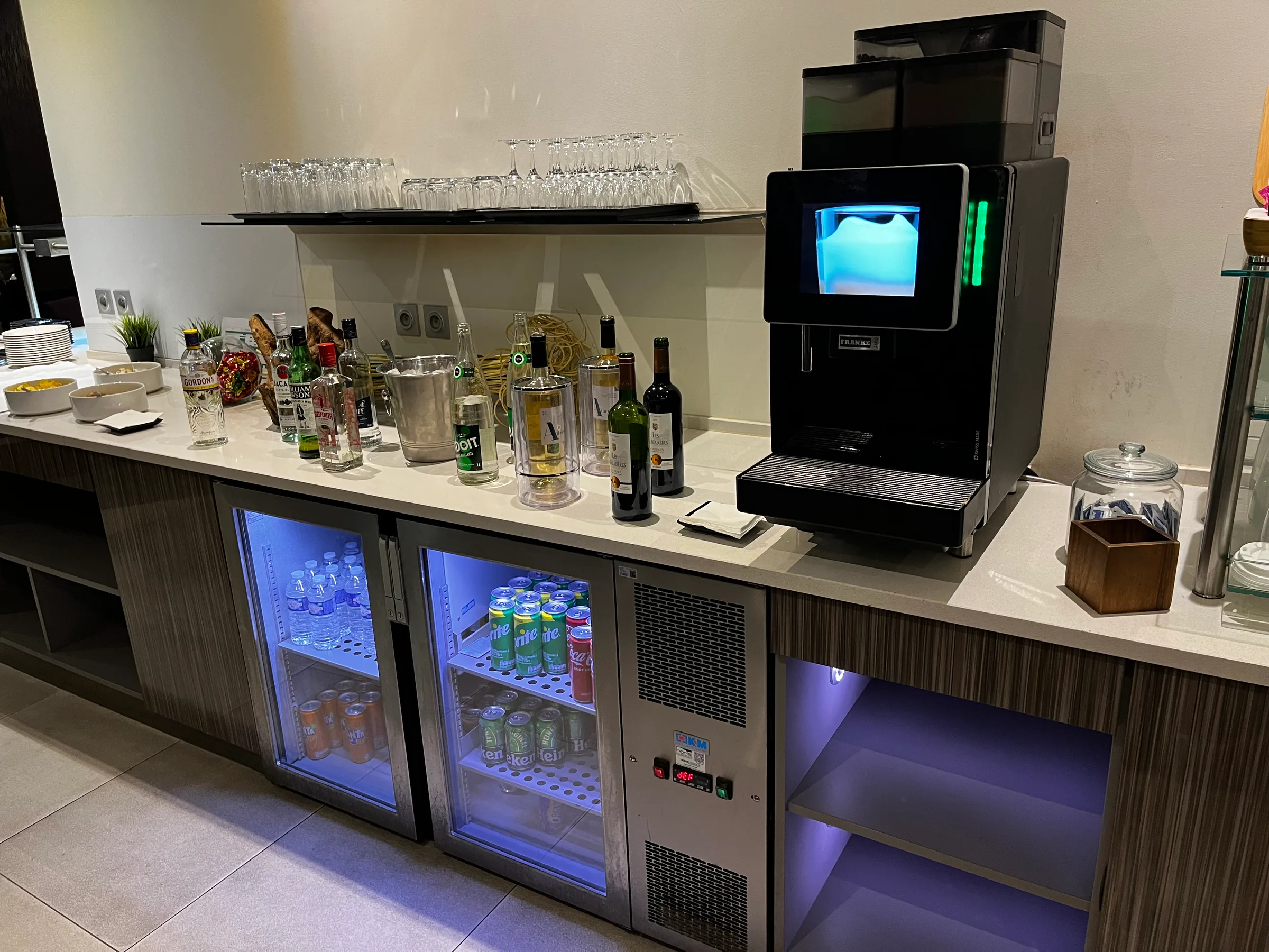 Hotelbar mit Getränken und Kühlschränken