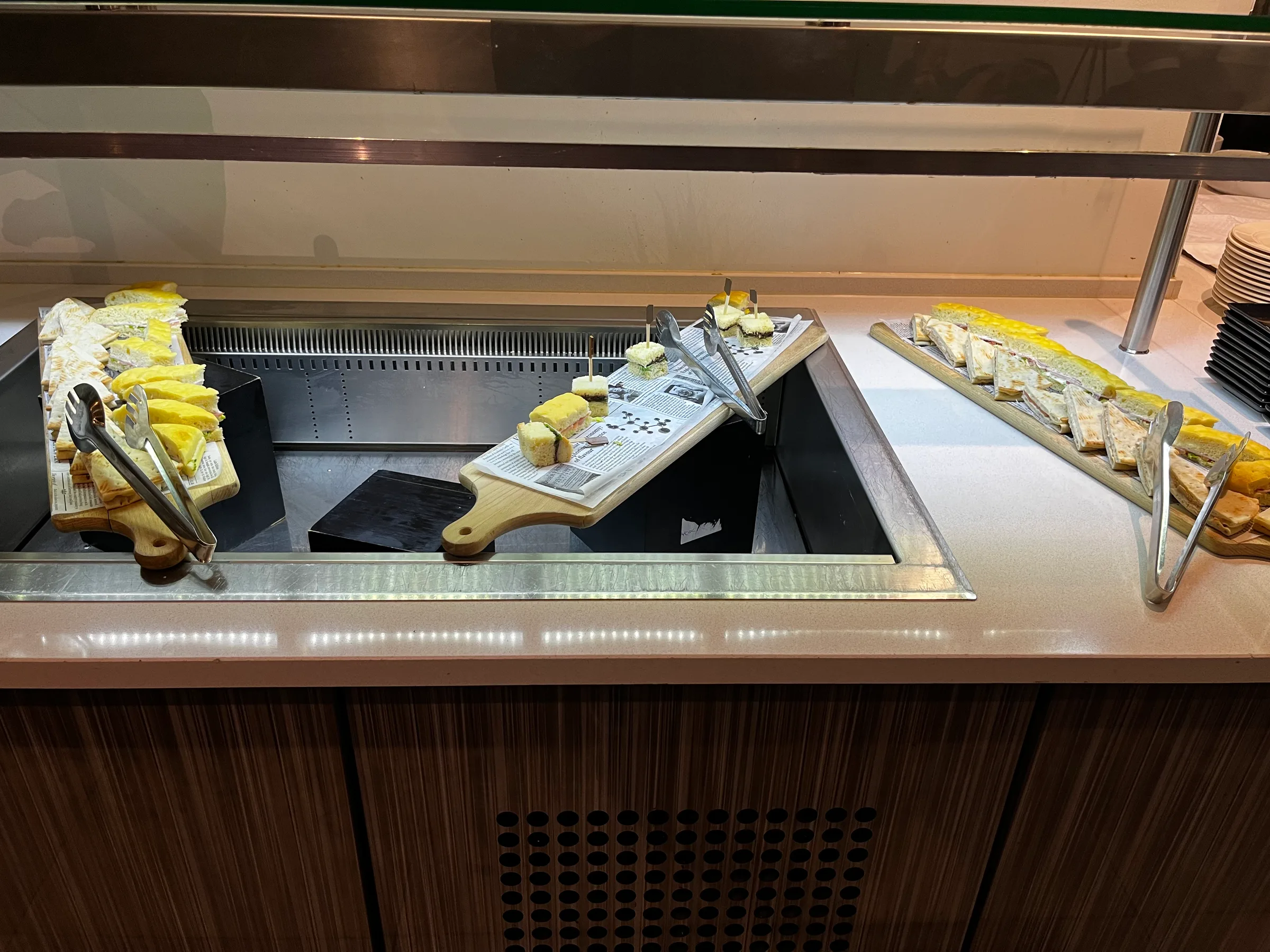 Käsebuffet mit verschiedenen Käsesorten auf Holzbrettern