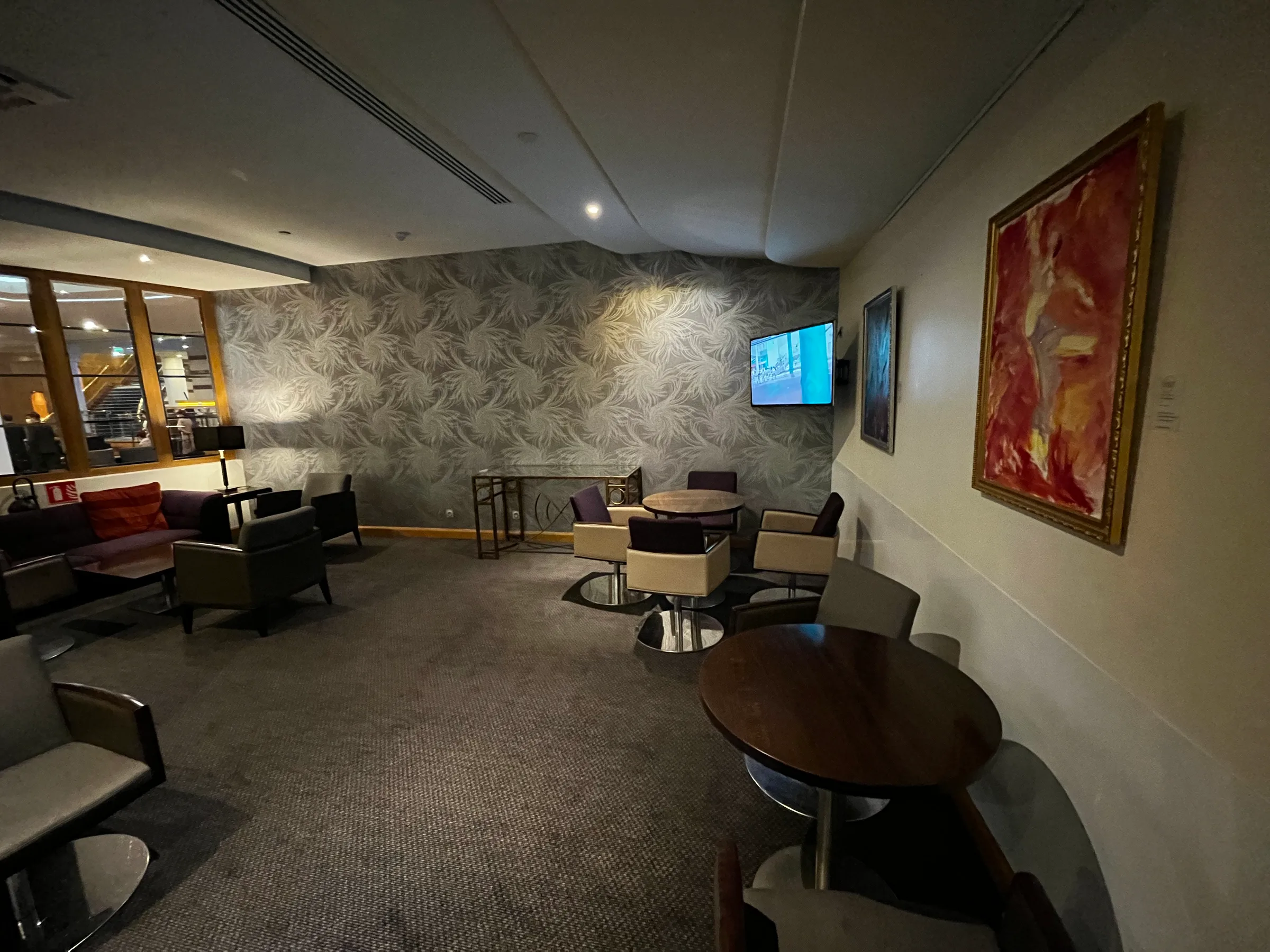 Hotellobby mit Sesseln und Couchtischen