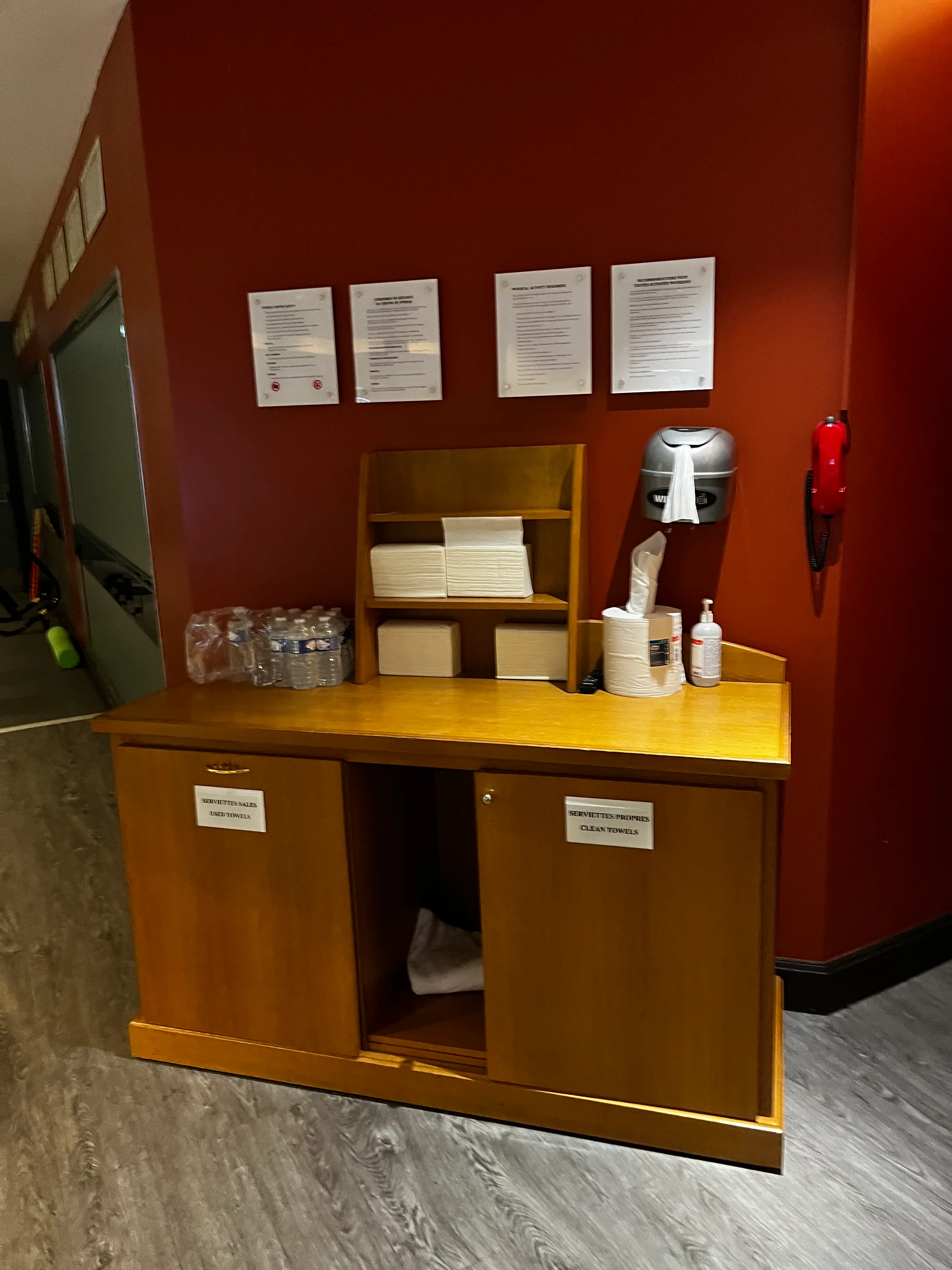 Hotelzimmerecke mit Toilettenpapier und Hygieneartikeln