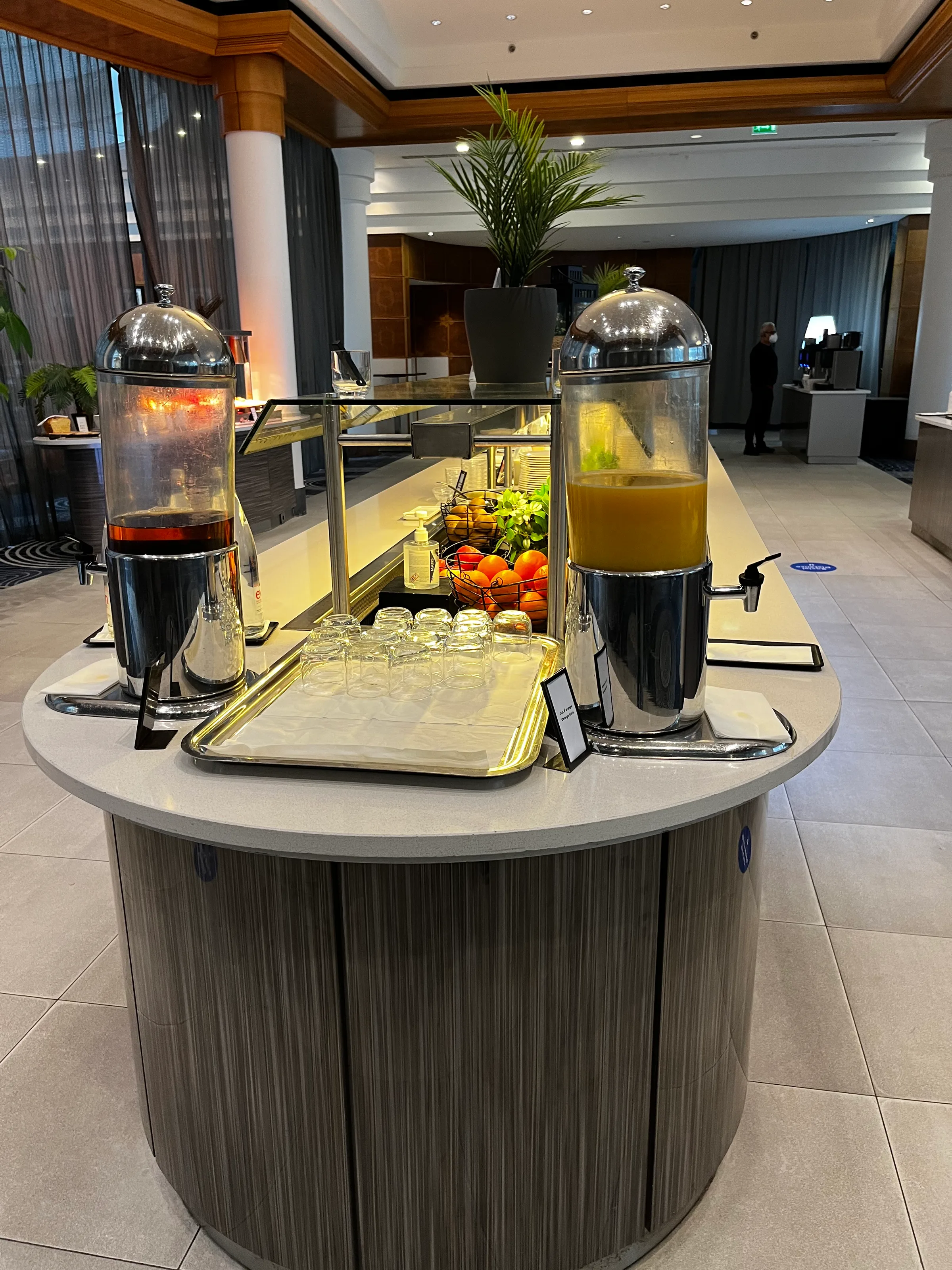 Frühstücksservice mit Getränkeautomaten und Früchten