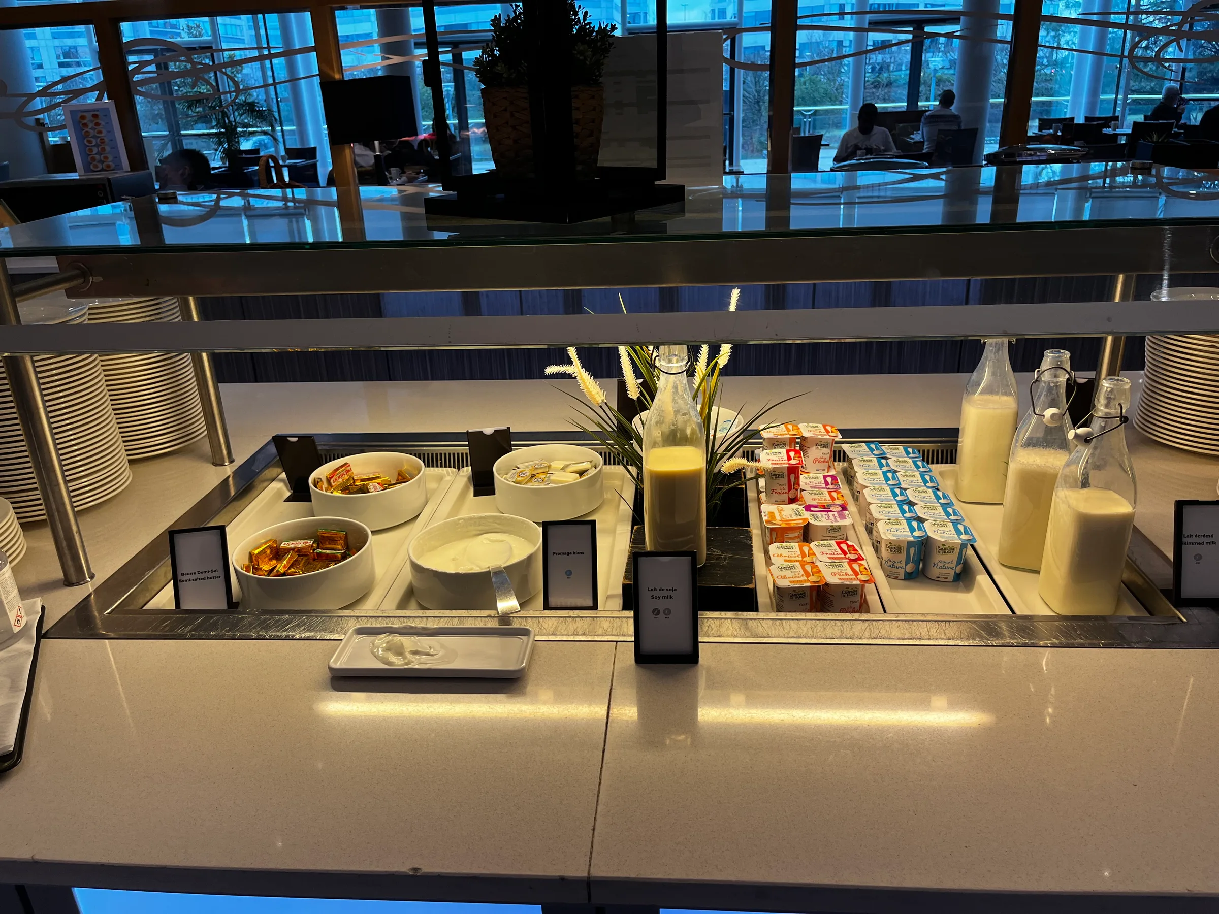 Frühstückstablett mit Milchflaschen und Joghurt auf dem Frühstückstresen