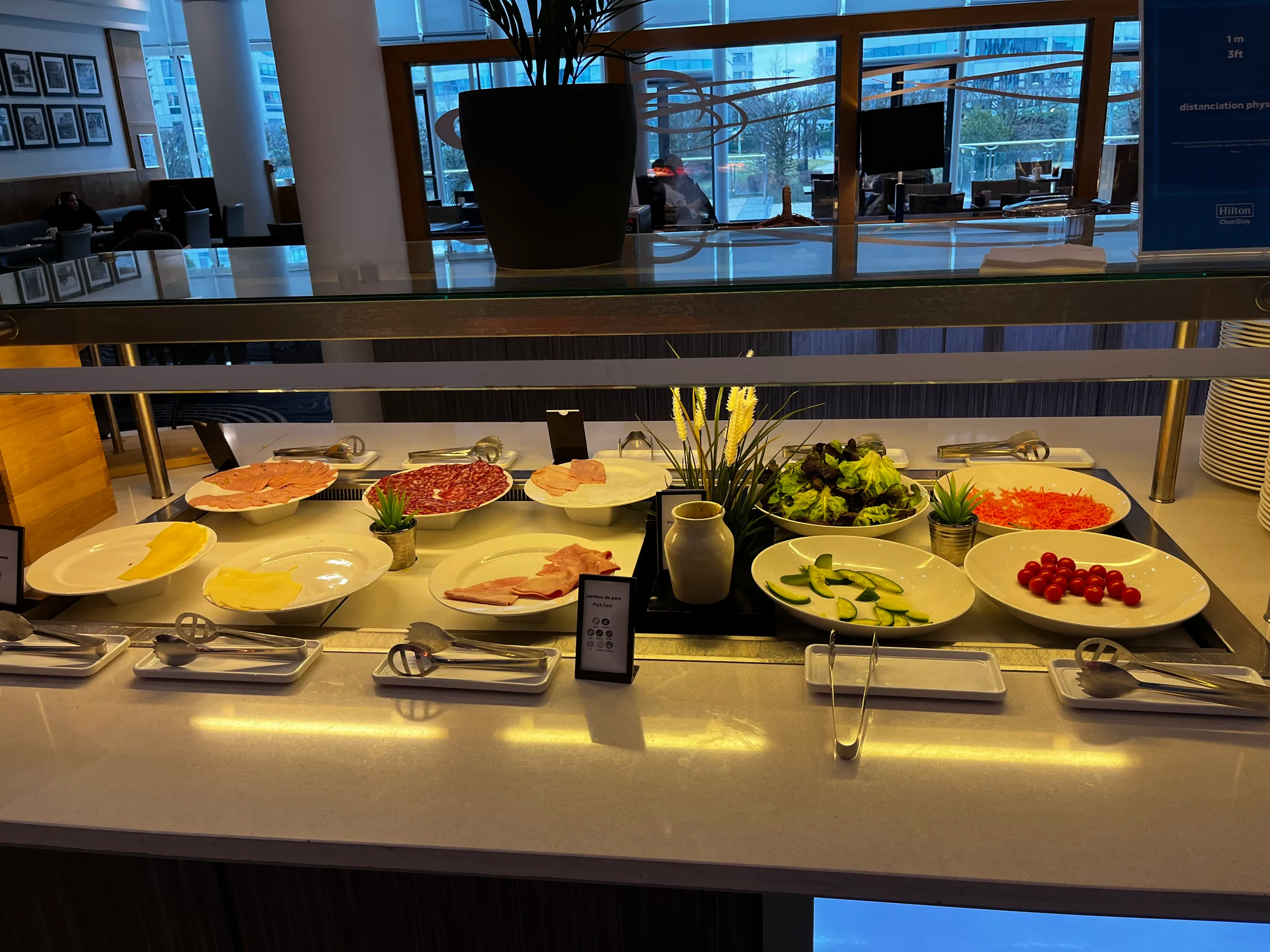 Frühstückstablett mit verschiedenen Speisen und Salaten