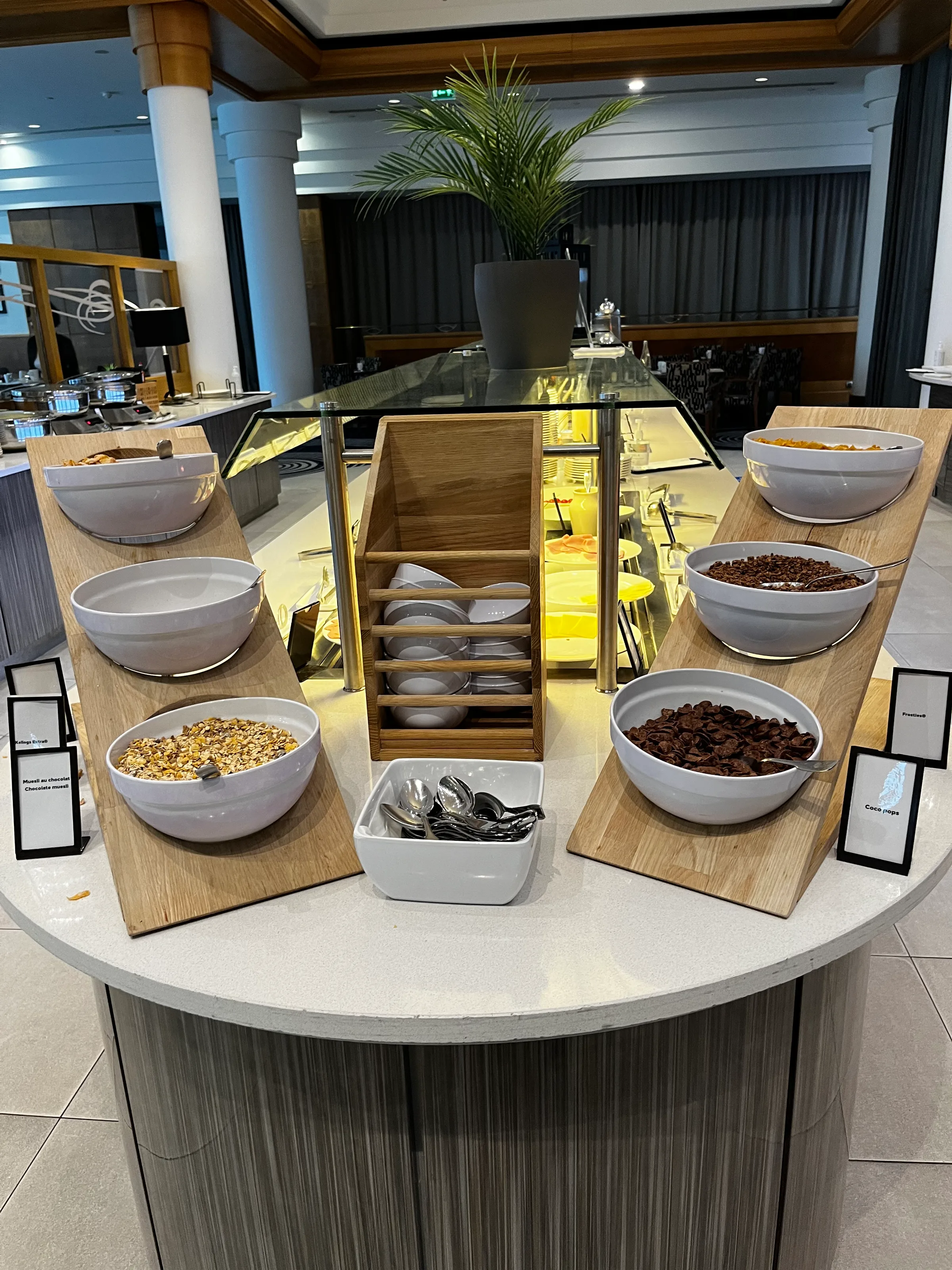 Frühstücksspeisenbuffet mit Müsli, Cornflakes und Schokoladenbrokoli