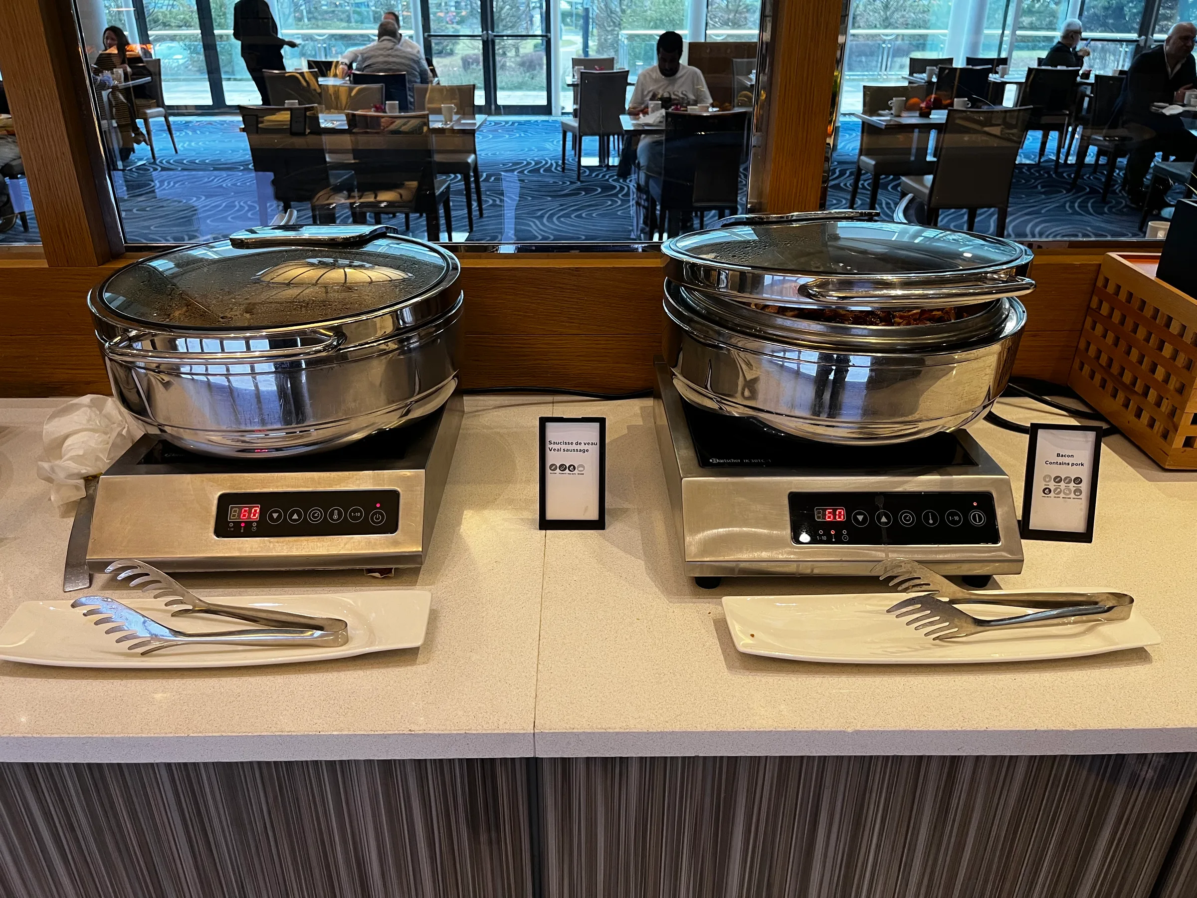 Buffet mit warmen Gerichten auf Wärmeplatten im Hotelrestaurant