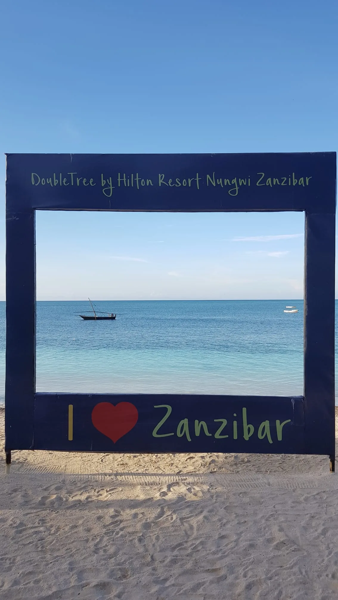 Strand mit Boot und Meer — das paradiesische Nungwi