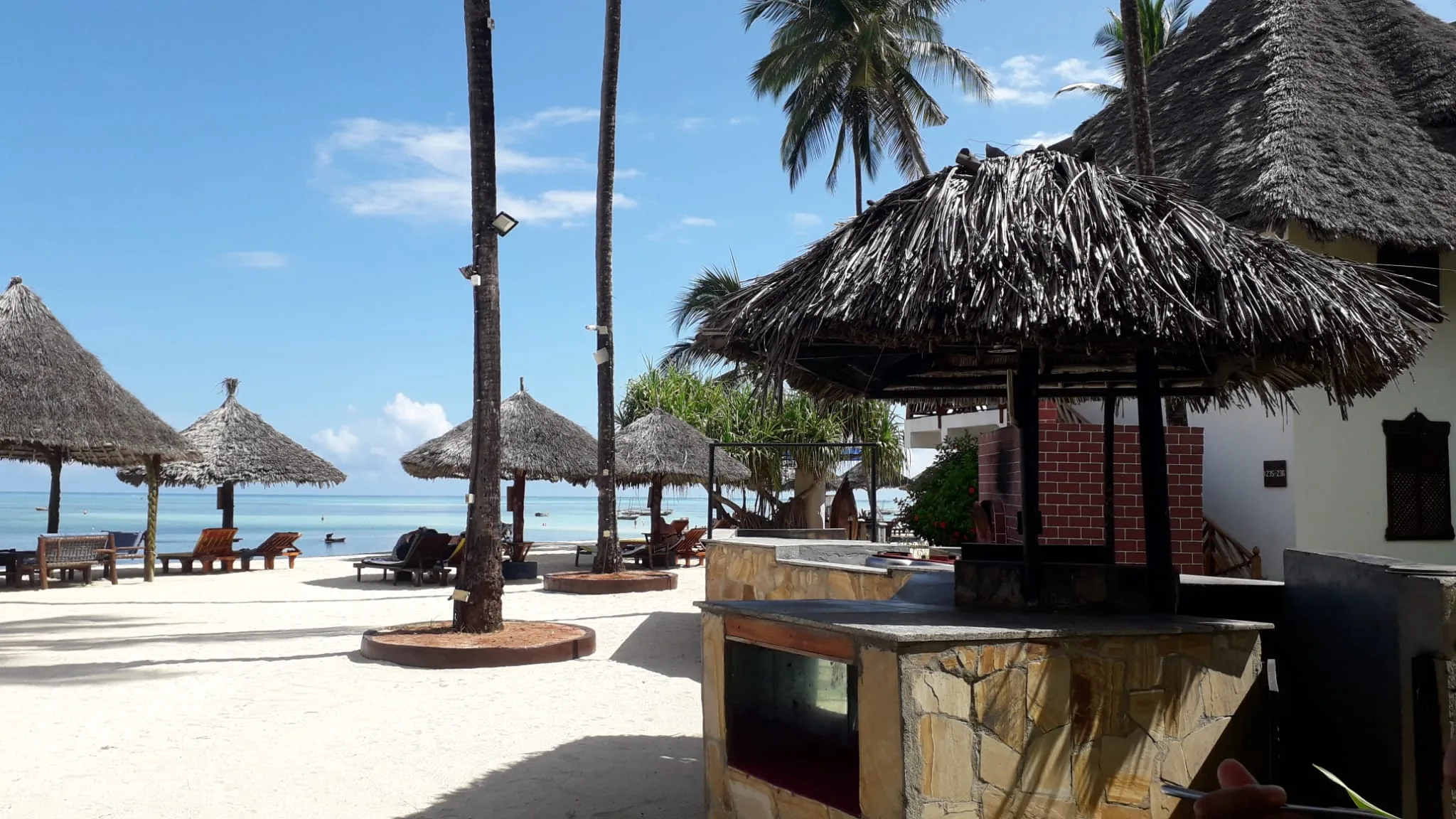 Strandbar mit Strohdächern direkt am Meer