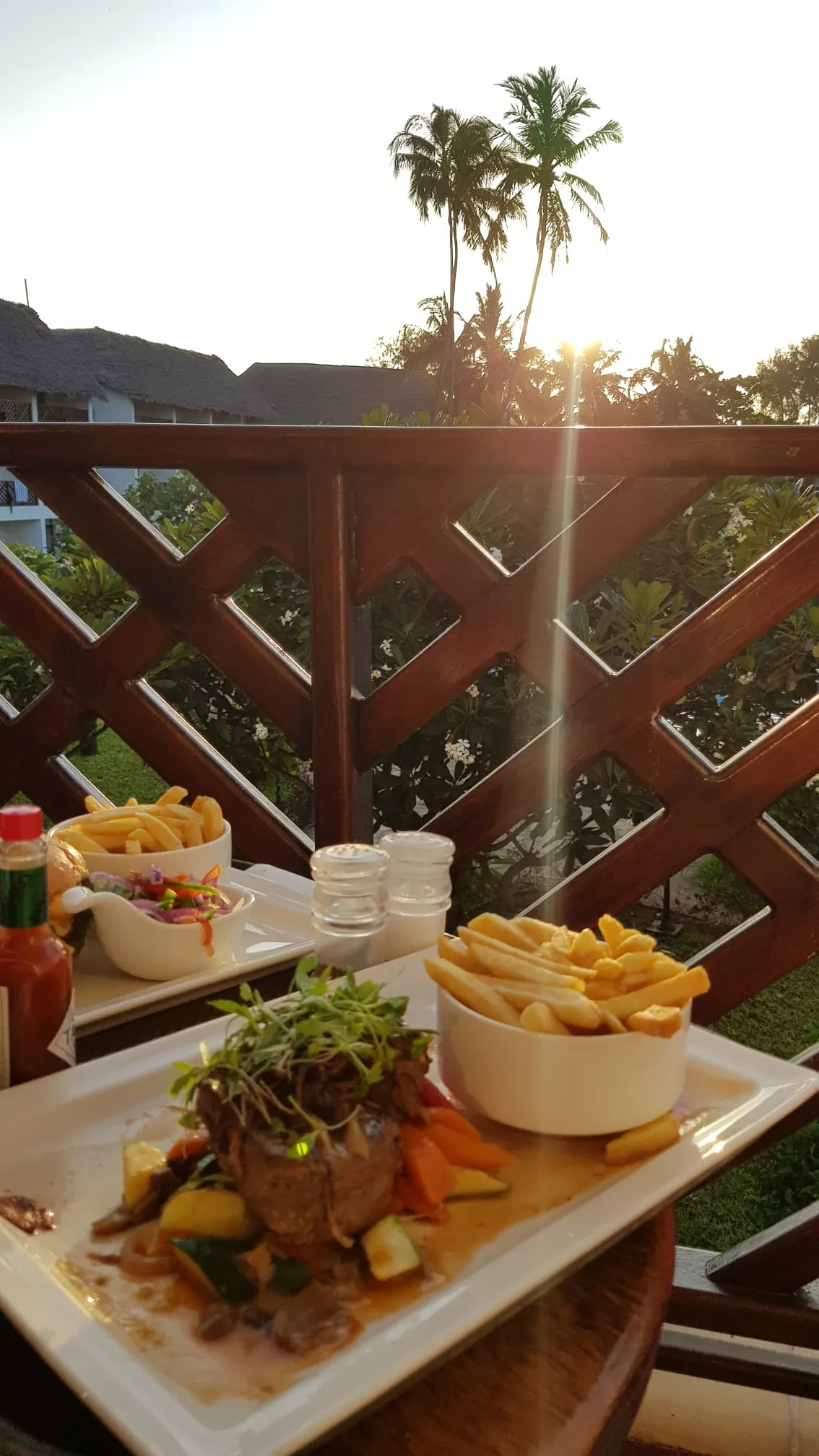 Terrasse mit Essen und Palmen — Abendessen im Freien