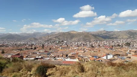 Stadtansicht von Cusco mit Bergen im Hintergrund