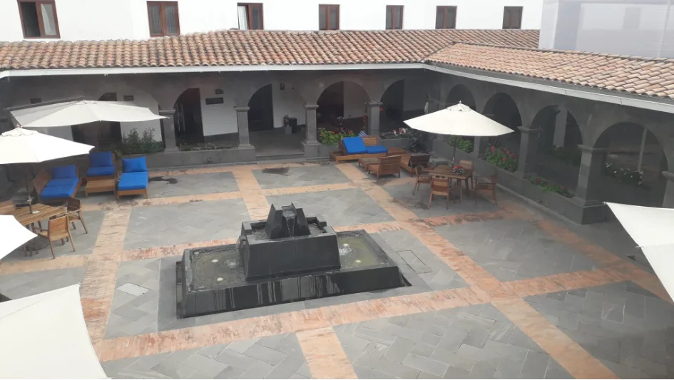 Hof mit Brunnen und Sitzgelegenheiten im Innenhof eines Hotels