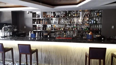 Bar mit vielen Flaschen und Getränken im Hintergrund
