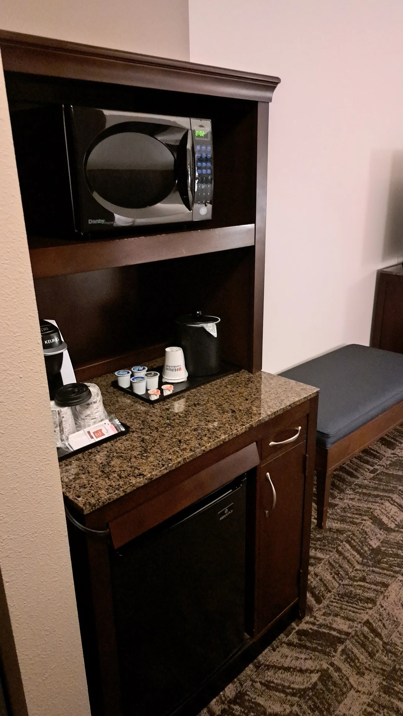 Hotelkücheneinrichtung mit Mikrowelle und Kaffeemaschine
