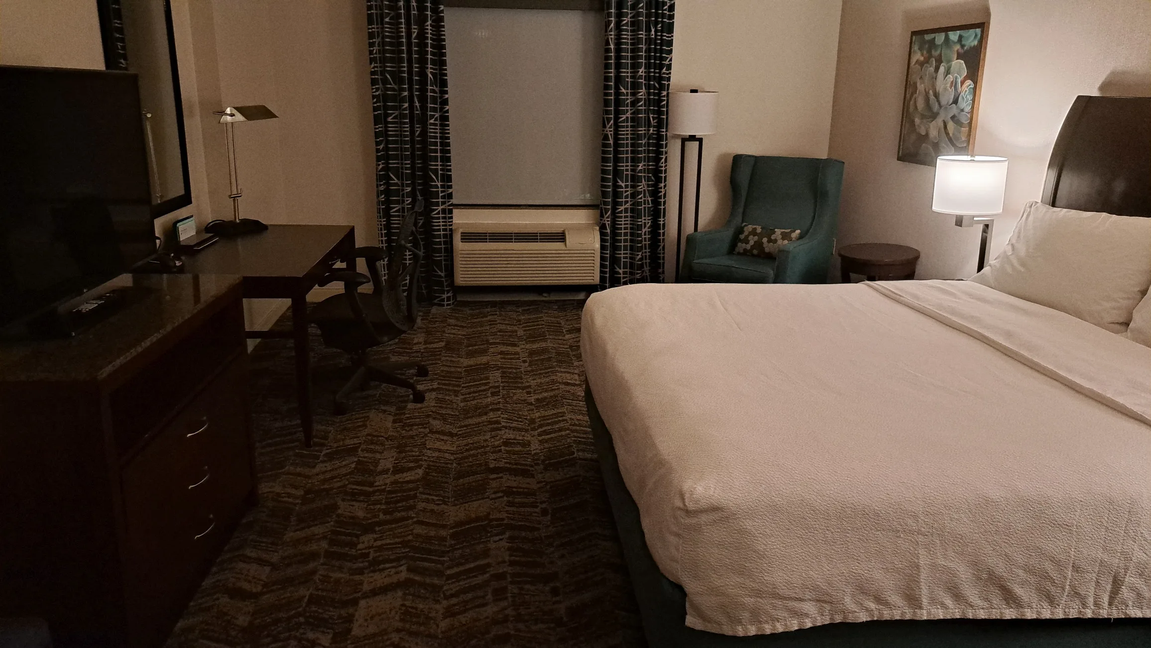 Hotelzimmer mit Doppelbett und Schreibtisch