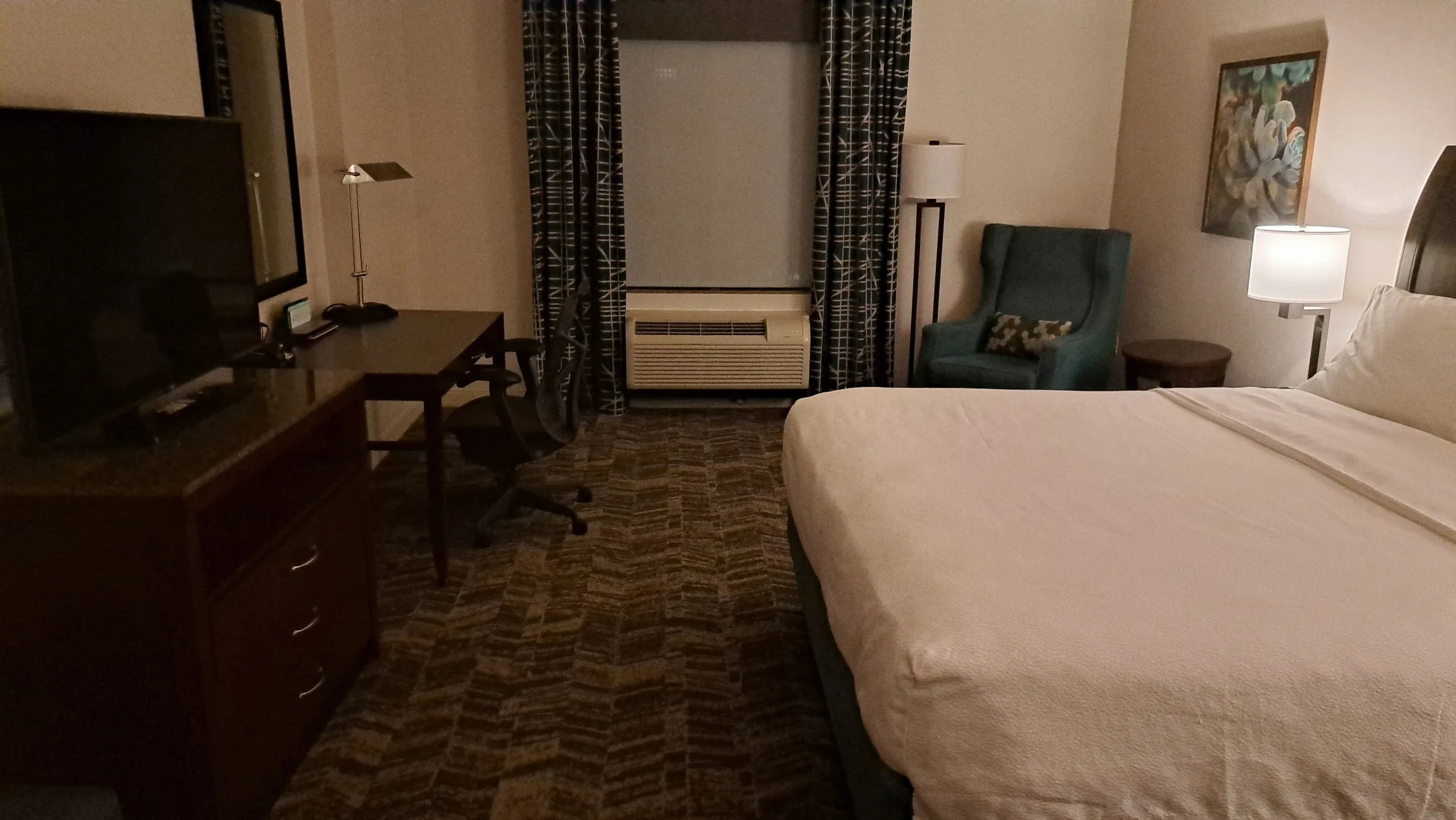 Hotelzimmer mit Doppelbett und Schreibtisch
