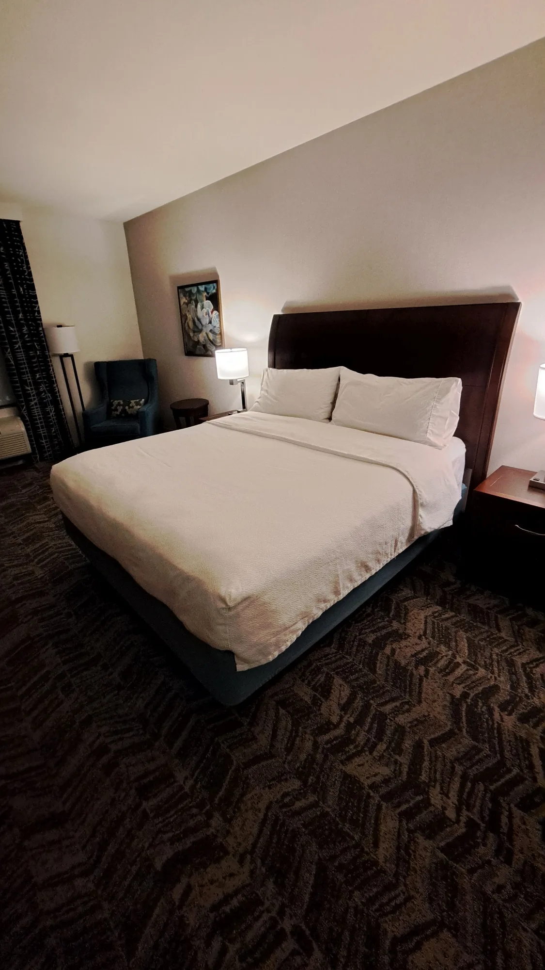 Hotelzimmer mit Doppelbett und Nachttischen