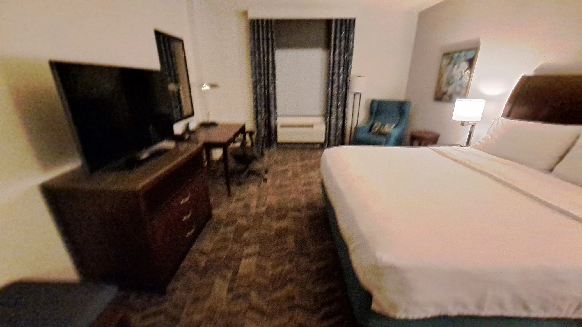 Hotelzimmer mit Doppelbett und Flachbildfernseher