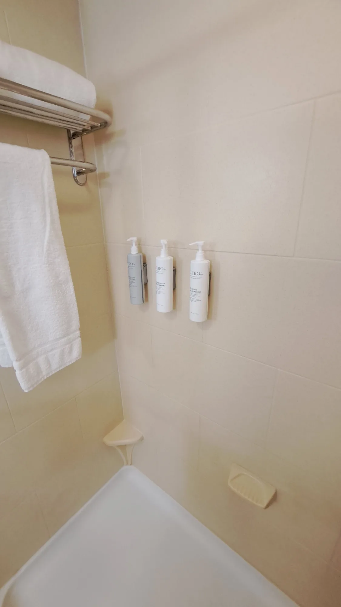 Hotelbad mit Handtuchhalter und Flüssigseifen