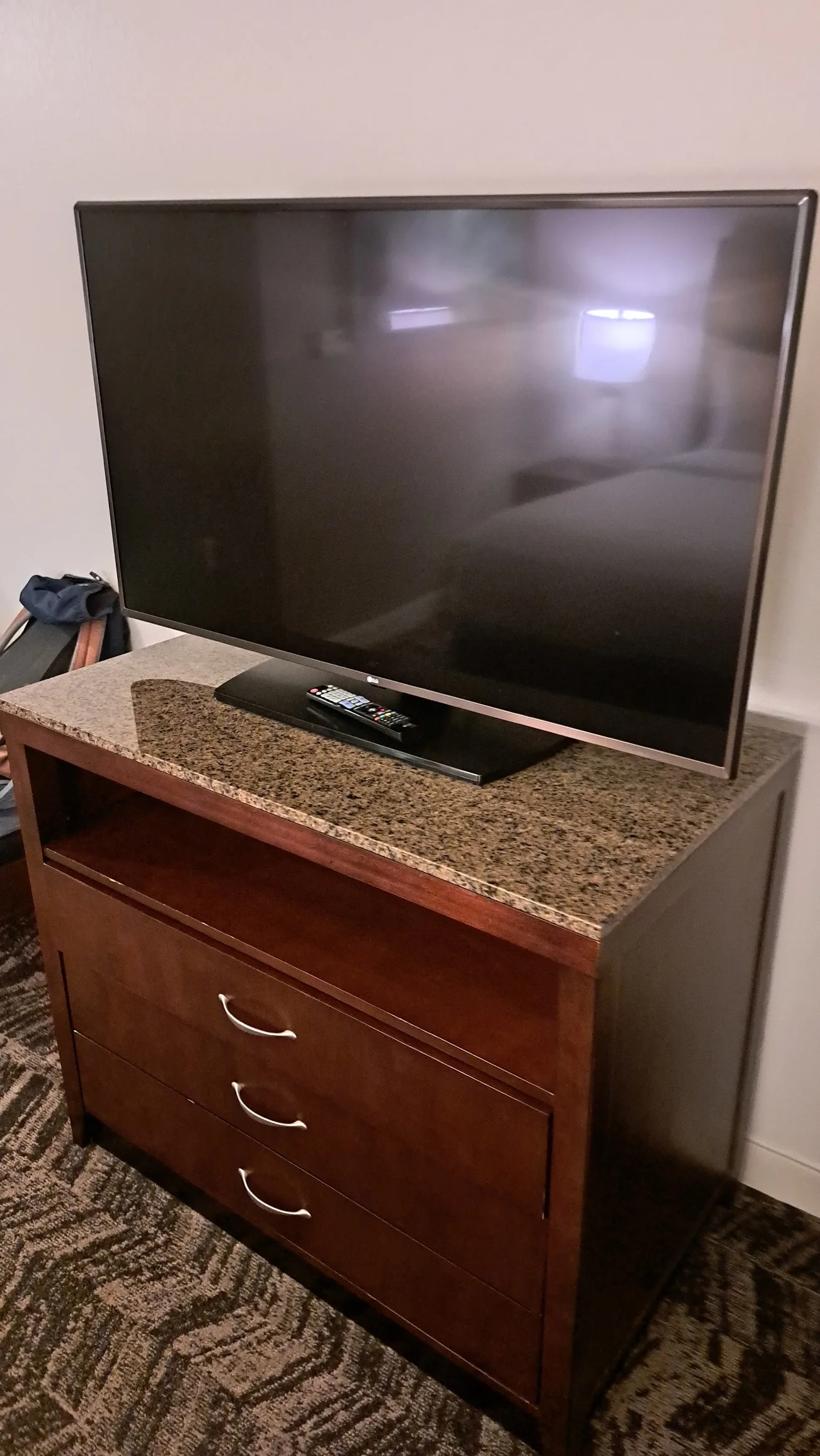 Hotelzimmer mit Fernseher auf Granitplatte
