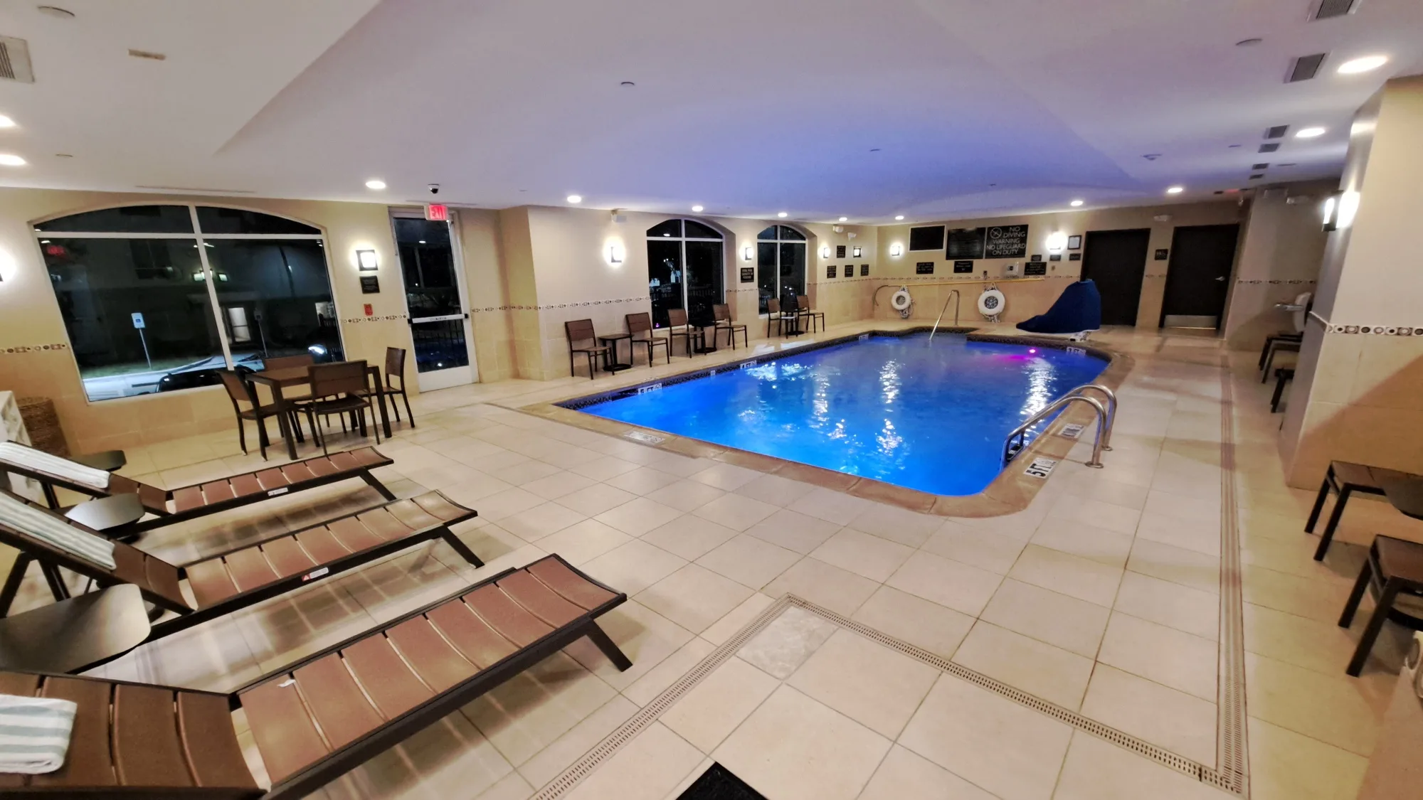 Indoor Pool mit Liegestühlen und Sitzgelegenheiten