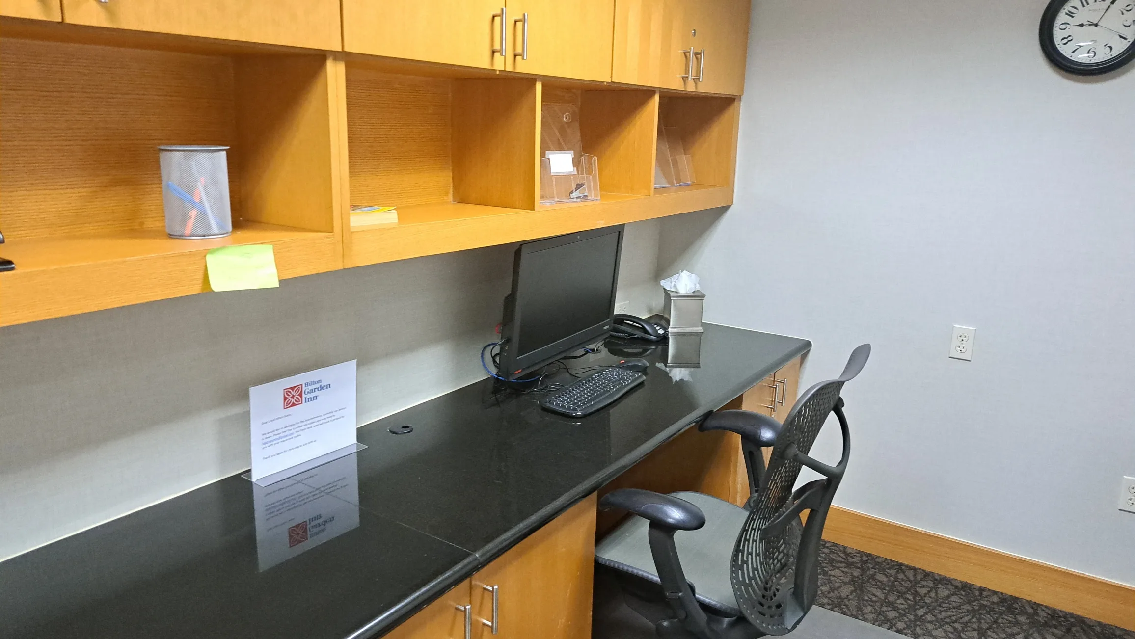 Arbeitsplatz mit Schreibtisch und Computer im Hotelzimmer