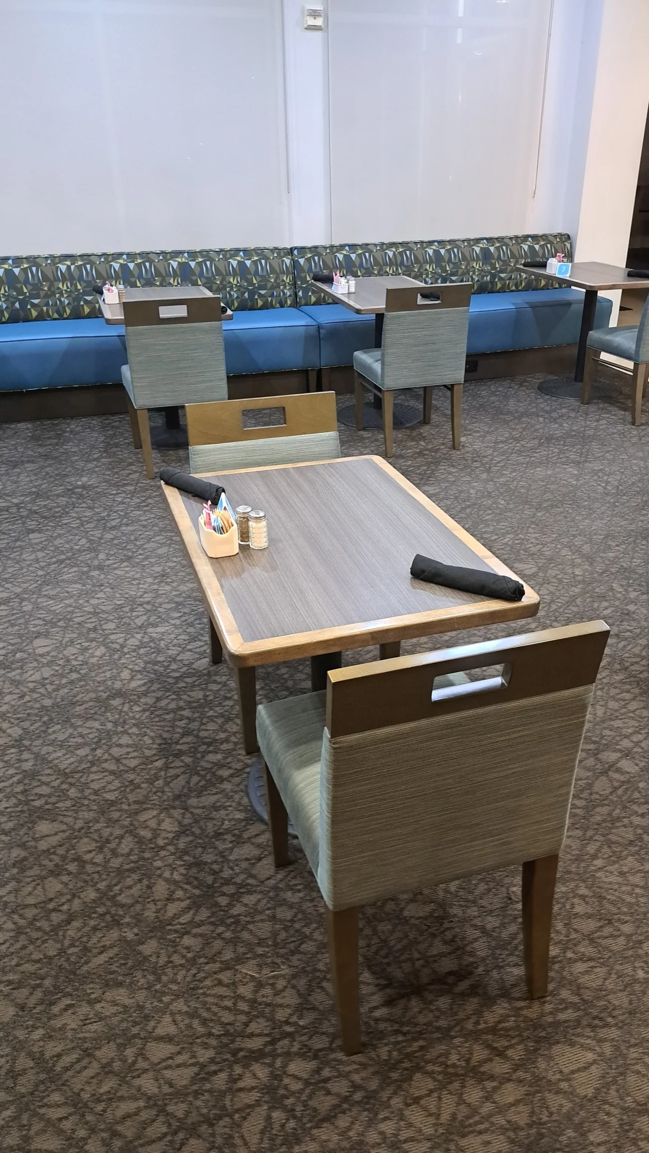 Hotelrestaurant mit Holztischen und Stühlen