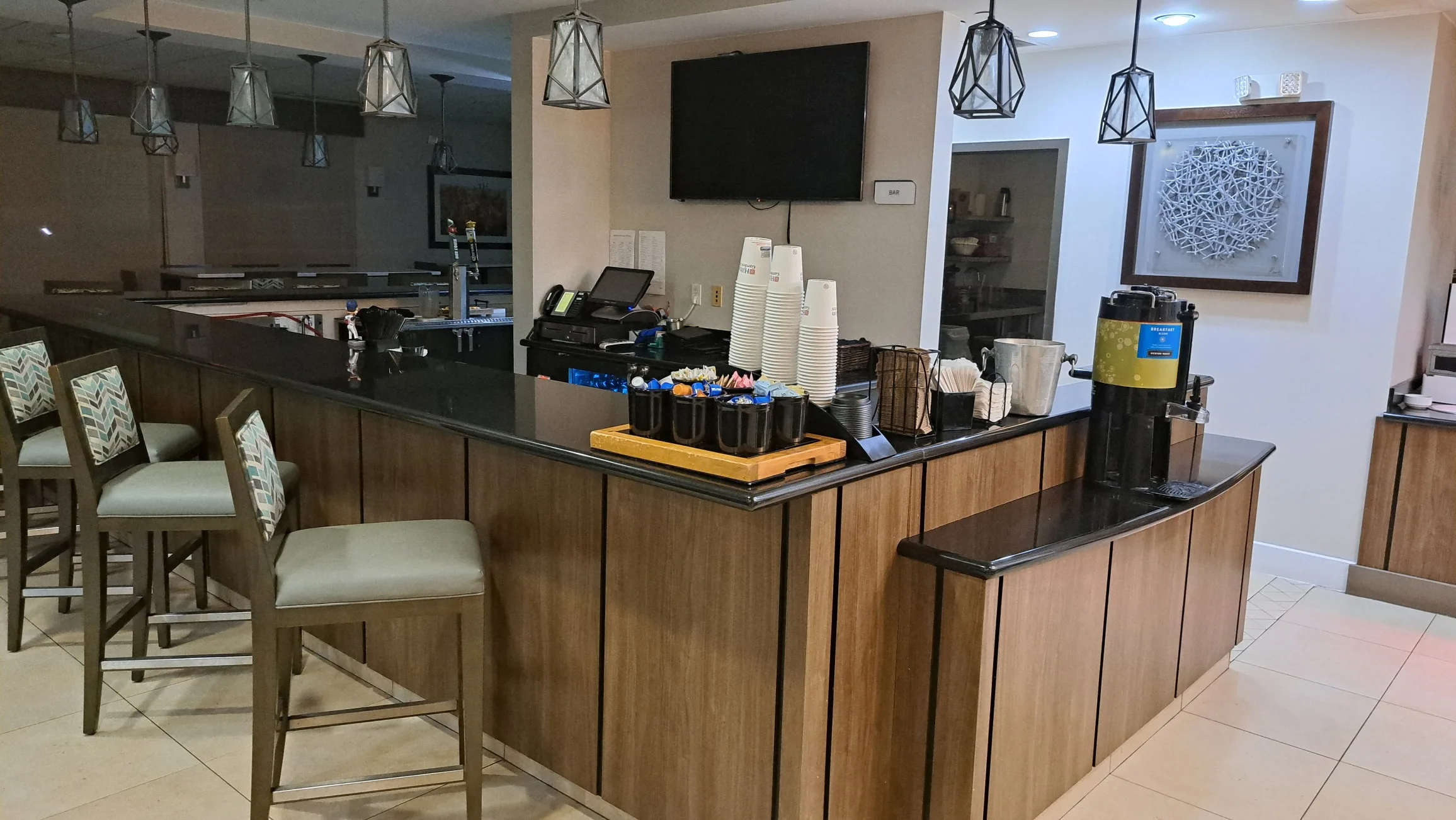 Hotelbar mit Stühlen und Kaffeemaschine