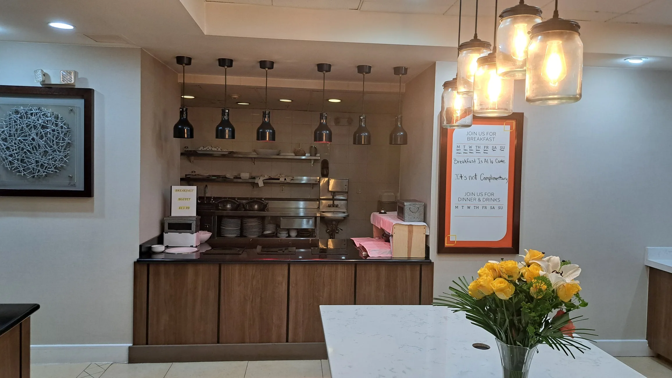 Frühstücksbuffet im Hotel mit Kaffeemaschine und Servierwagen