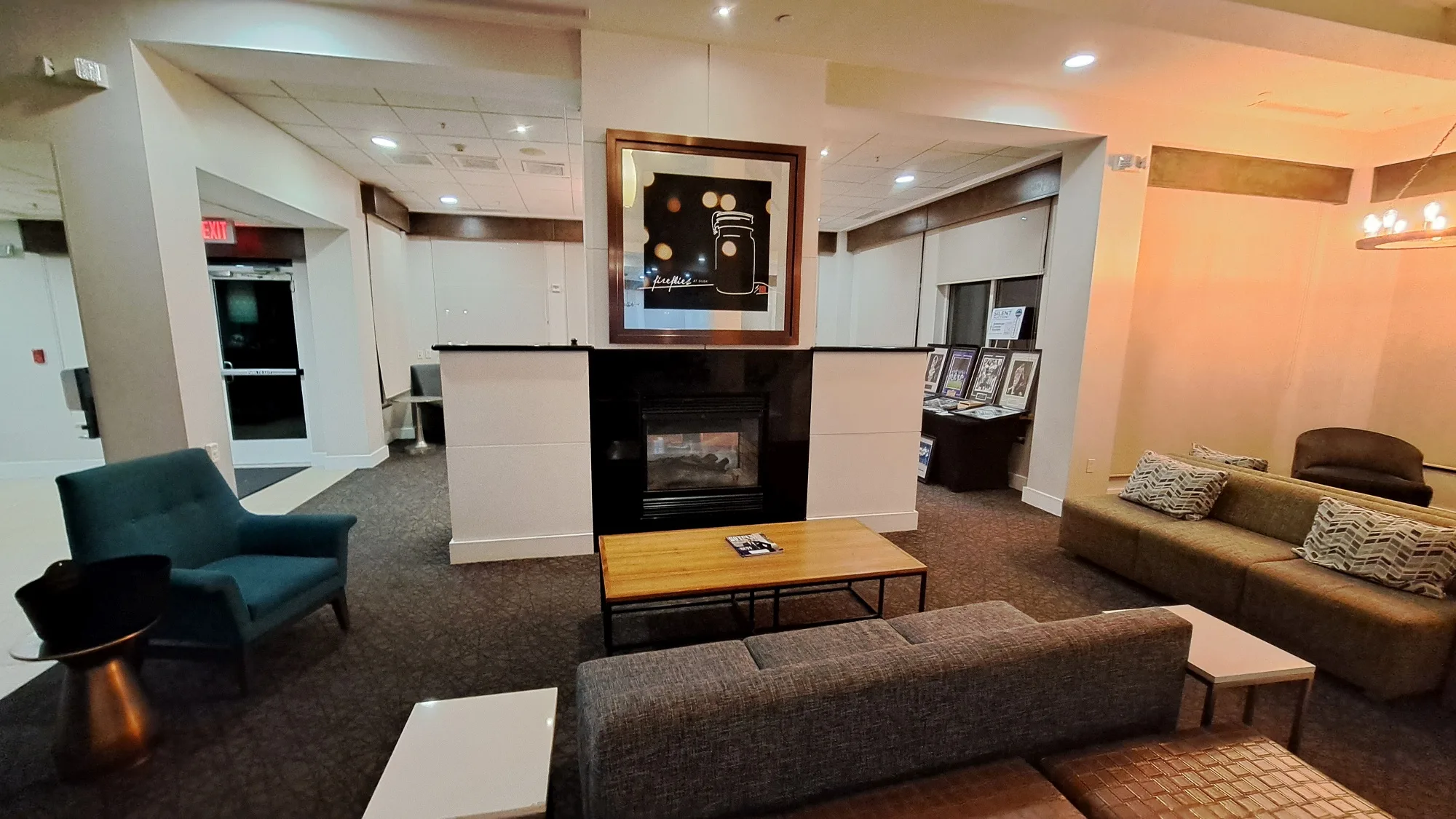 Hotellobby mit Kamin und Sitzmöbeln