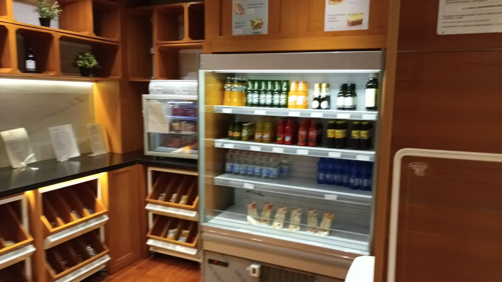 Kühlschrank mit Getränken und Snacks im Hotel