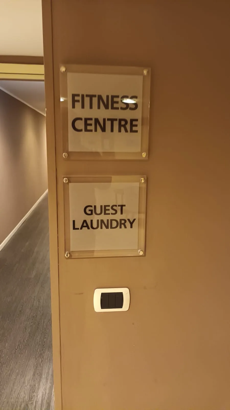 Tür mit Schildern für Fitness-Center und Gäste-Wäscherei