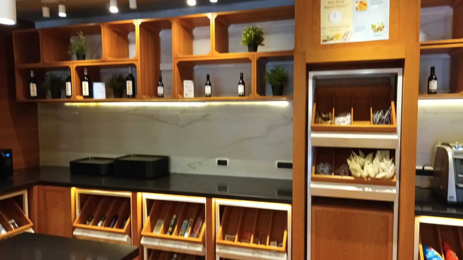 Hotelbar mit Regalen für Getränke und Snacks