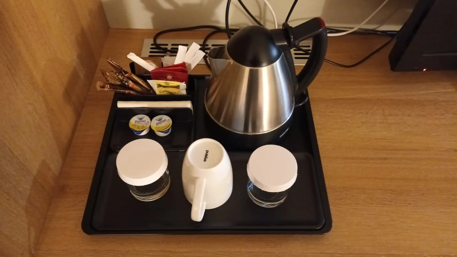 Kaffeetisch mit Teekessel und Tassen auf Schale