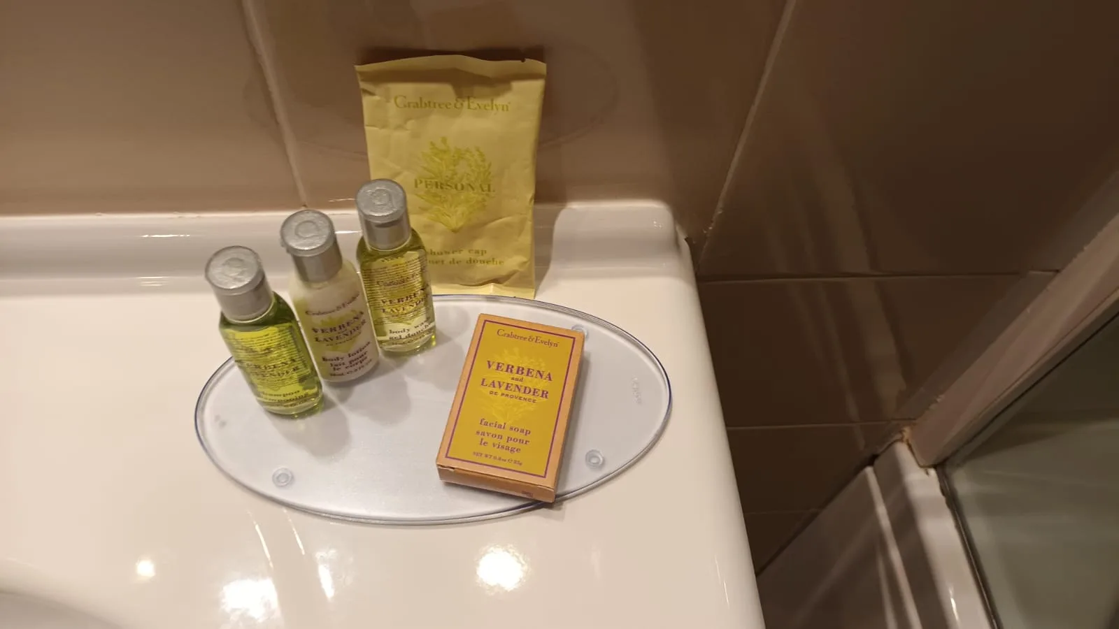 Hotelzimmerservice mit Seife und Flüssigkeiten
