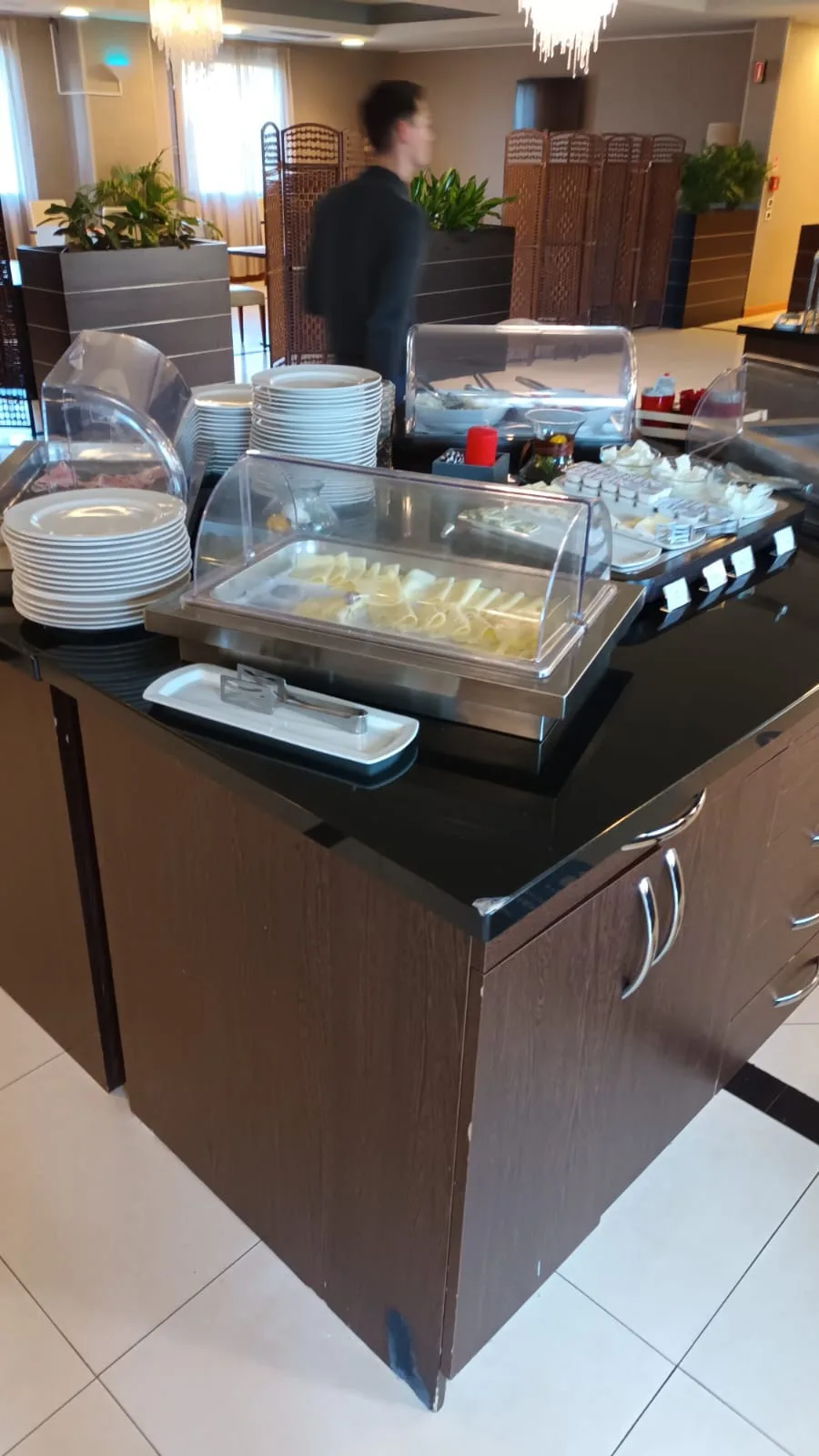 Frühstücksbuffet mit verschiedenen Speisen und Geschirr im Hotel