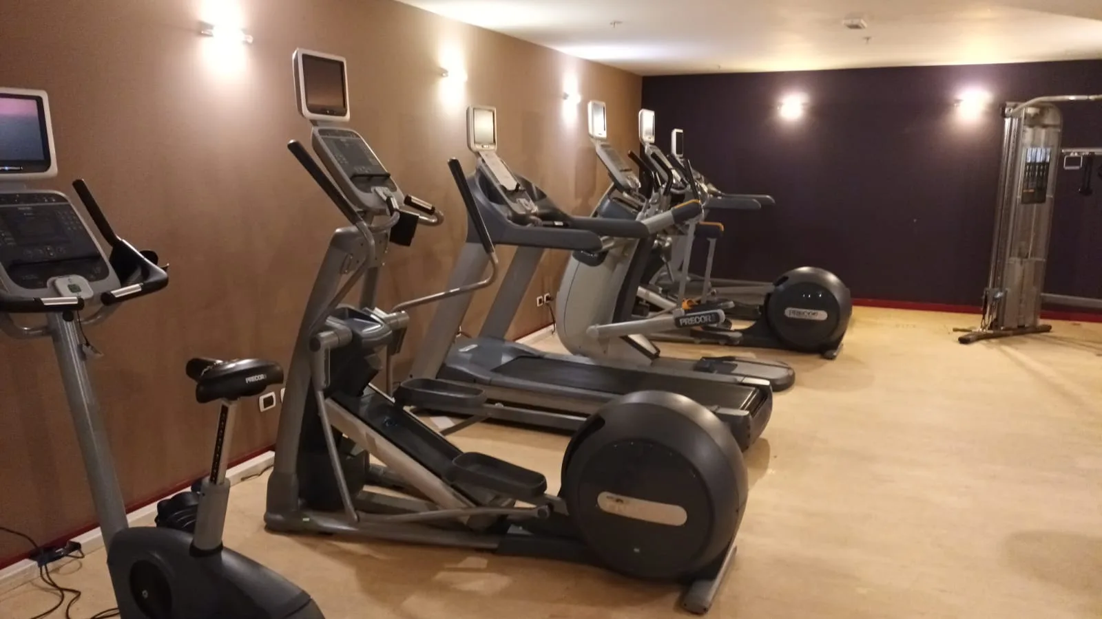 Fitnessraum mit Laufbändern und Elliptikern