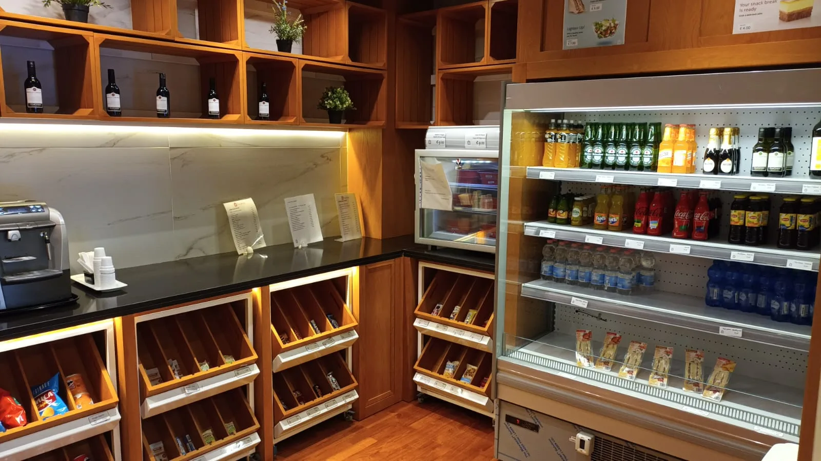 Hotelbar mit Getränken und Snacks